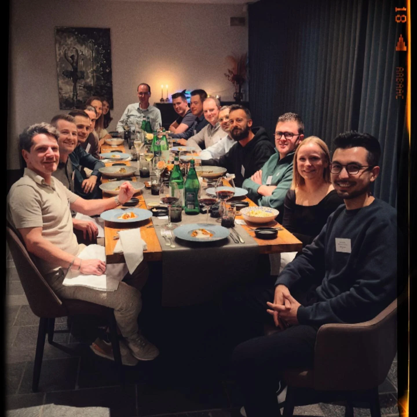 We genieten nog even na van een prachtige avond met onze Jonge Haaien Community 🦈. Topondernemer @wouteru kwam langs om zijn ondernemersverhaal te delen in een intieme setting. Bedankt om aanwezig te zijn en de commitment te maken om 4x per jaar sam
