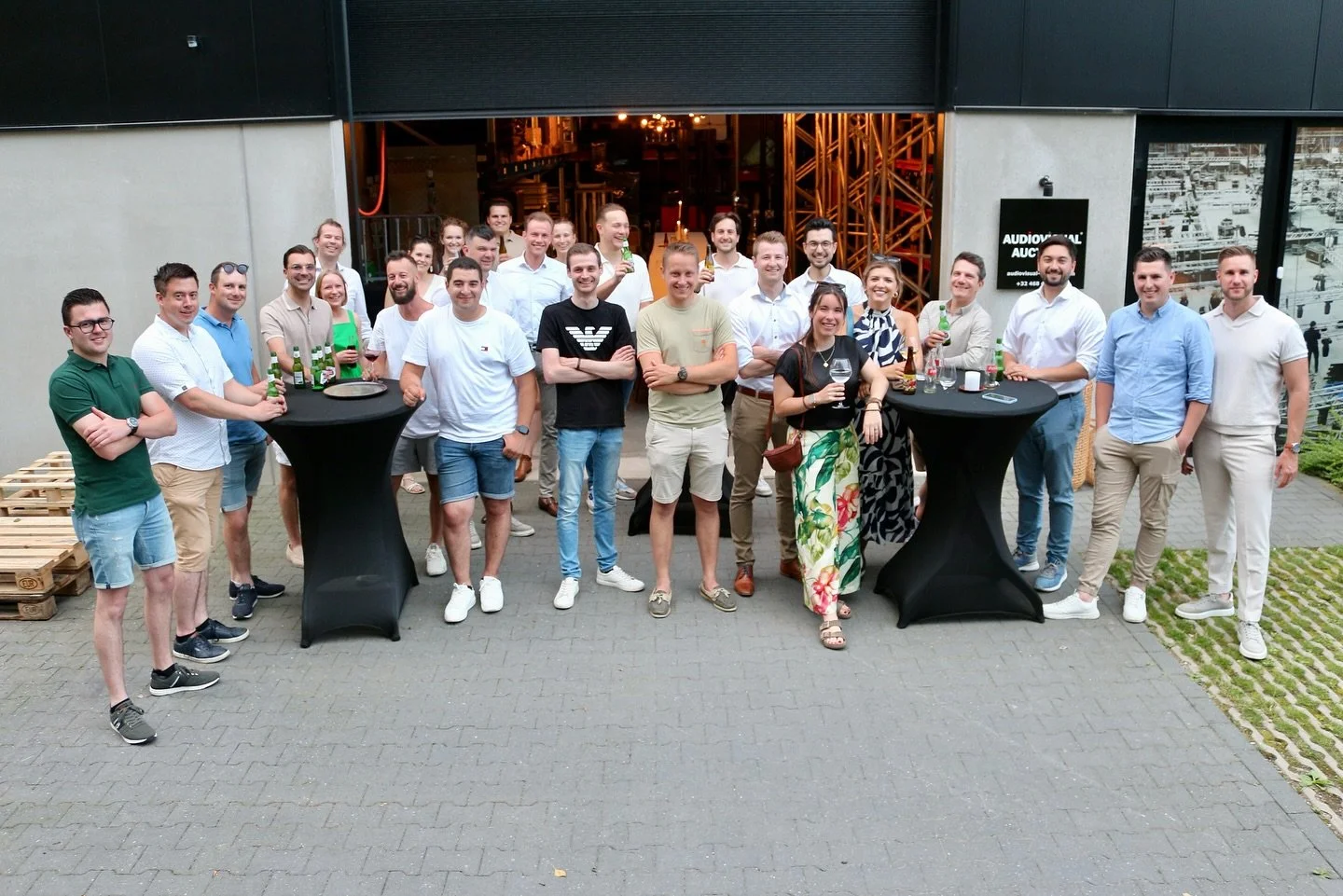 Met trots blikken we nog eens terug op de eerste editie van &ldquo;Sharks &amp; Pizza&rdquo;. Een unieke groep jonge ondernemers leerde elkaar in een informele sfeer beter kennen, onder het genot van een drankje en, uiteraard, pizza 🍕. We verheugen 