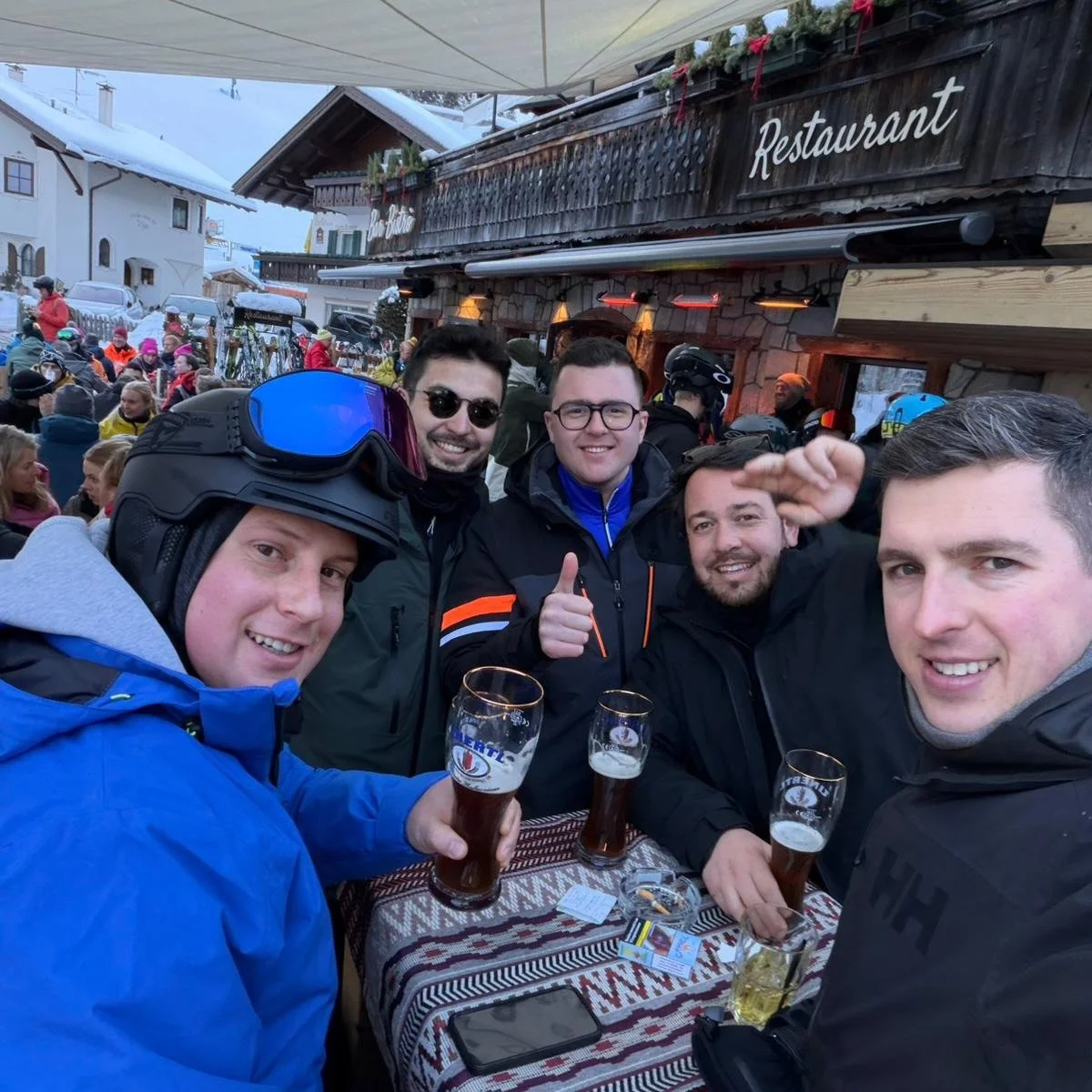 Hard werken, harder genieten. Jonge Haaien on tour in Val Gardena 🦈⛷️ #ondernemen #jongehaaien