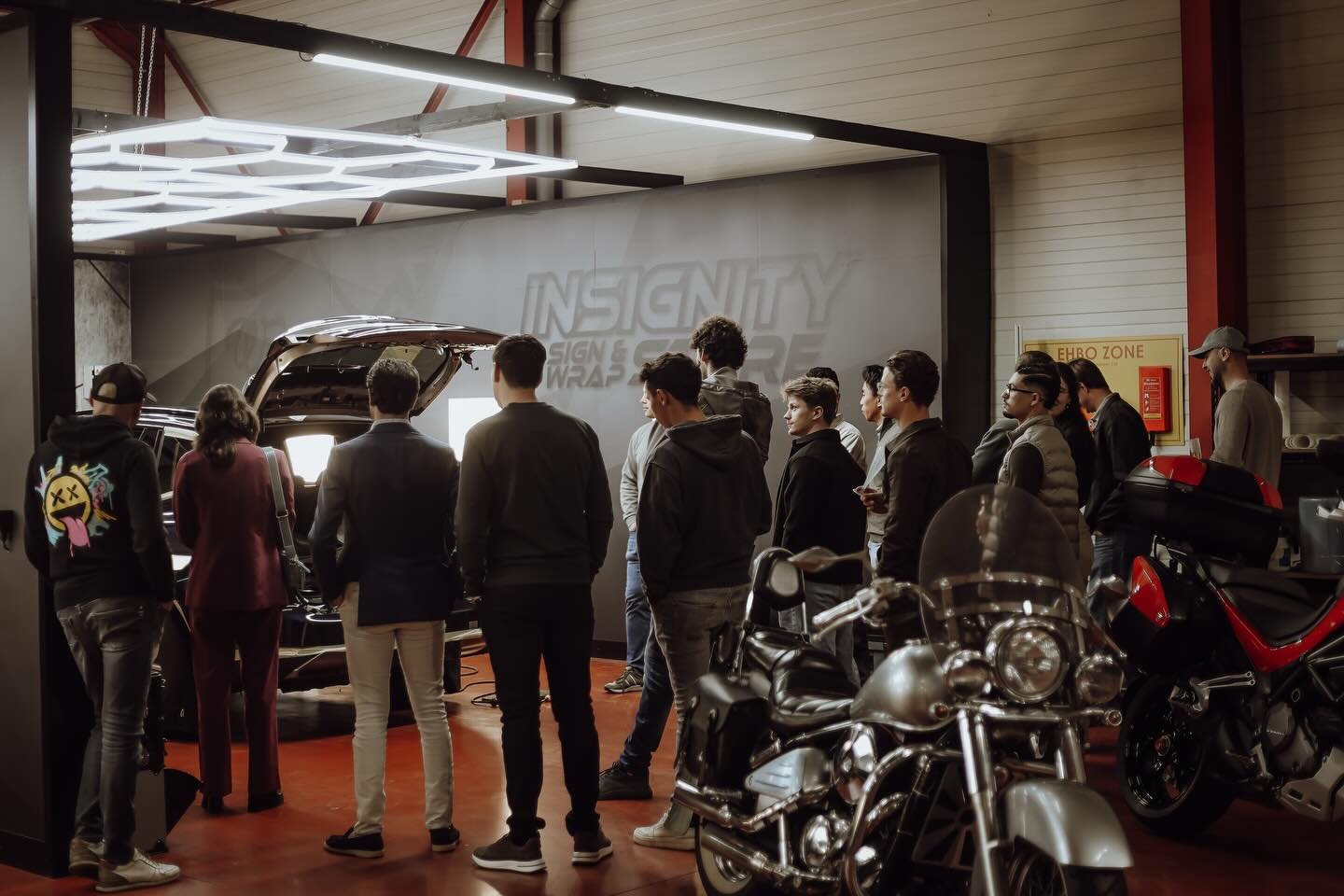 Wat een topavond gisteren bij @insignity_sign_and_wrap_store 🚀

Een dikke merci aan @bryan_molemans voor de warme ontvangst en de exclusieve blik achter de schermen van zijn onderneming. Van wrapping en belettering tot visuele branding op maat &mdas