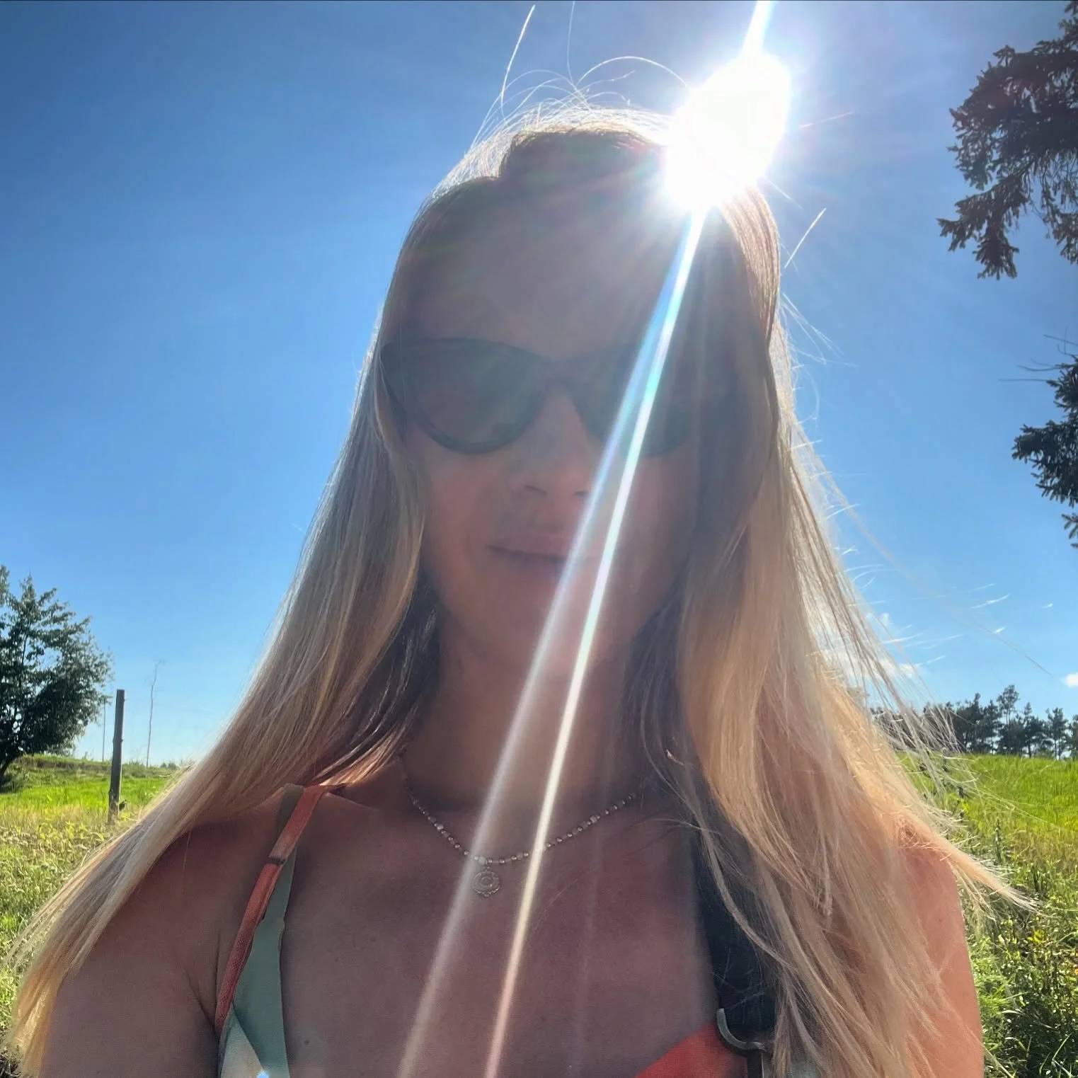 Wizualizacja jasnego światła z czubka głowy jest popularną techniką w medytacji i praktykach duchowych. Ten rodzaj wizualizacji może być wykorzystywany do różnych celów, takich jak podnoszenie wibracji, ochrona energetyczna, a także poł