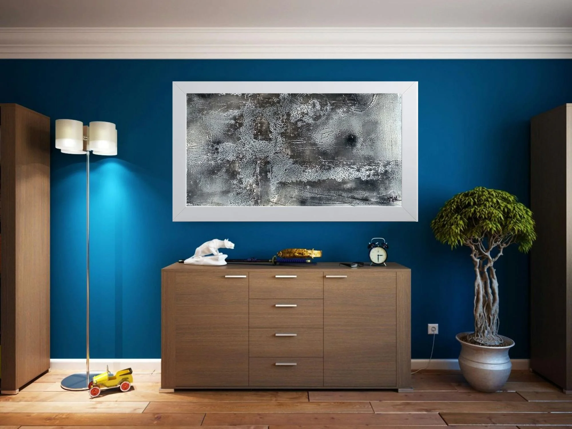 Pintura “Virus” em técnica mista sobre tela, tons metálicos e escuros com relevos granulados, apresentada em moldura branca sobre parede azul, 70×40×1 cm, novembro de 2019, HMad Artworks.
