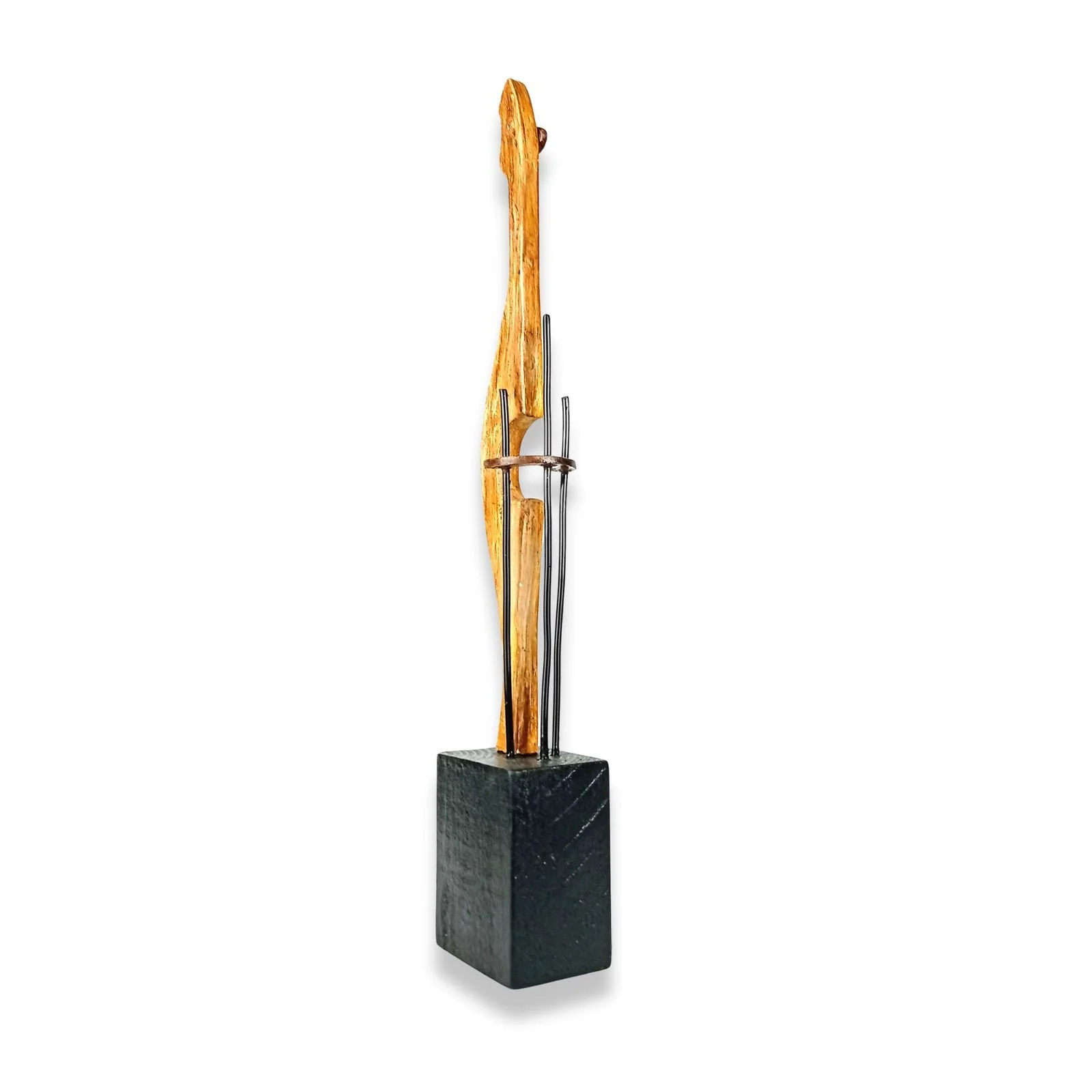 Escultura “String Instruments I” em massa acrílica e arame, com base de madeira, formas verticais e detalhes metálicos, 46×6×8 cm, criada em março de 2025 por HMad Artworks.