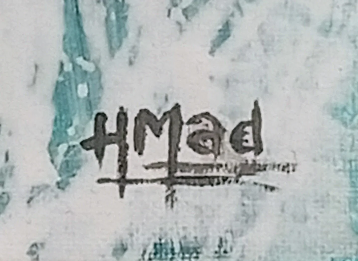 Assinatura do artista “HMad” em tinta preta sobre canto inferior direito da pintura “Waiting For The Punishment”, junho 2023, HMad Artworks.