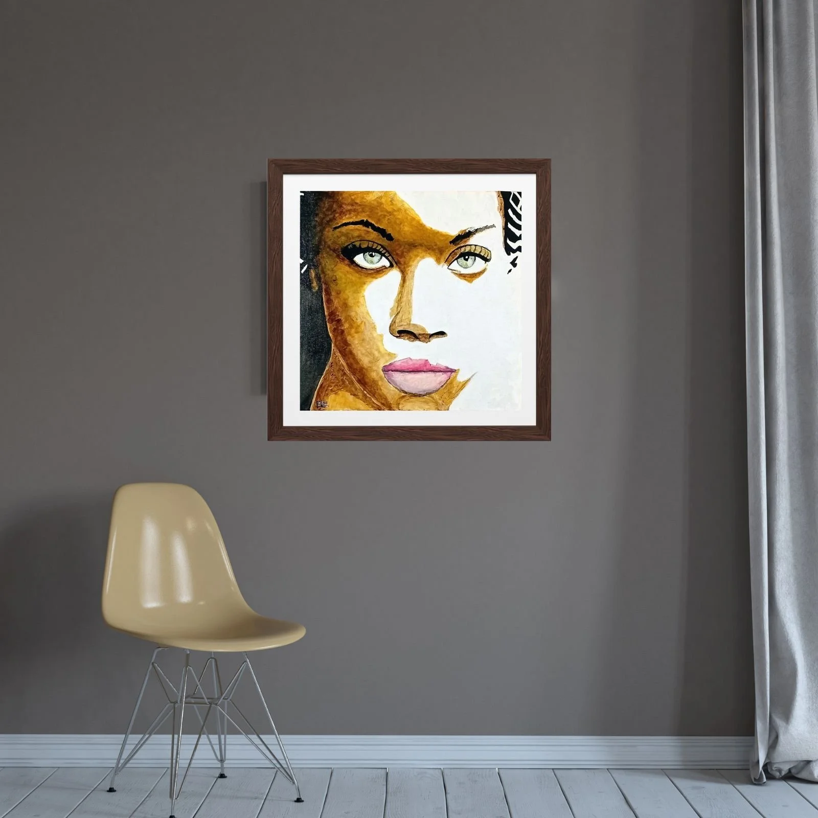 Pintura “Maria” em acrílico sobre tela, retrato feminino com olhos verdes e tons quentes, emoldurada e exposta numa sala moderna com parede cinza e cadeira bege, HMad Artworks.