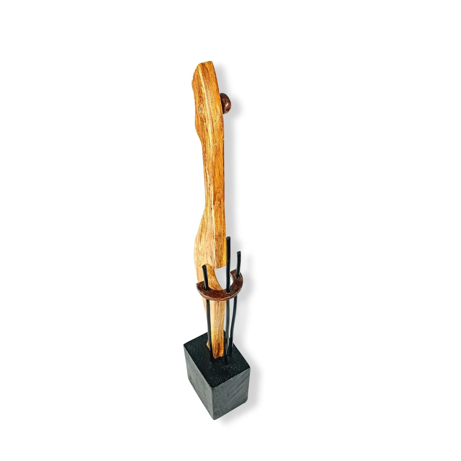 Escultura “String Instruments I” vista de cima em ângulo, massa acrílica e arame de 3 mm, base de madeira preta, 46×6×8 cm, março de 2025, HMad Artworks.