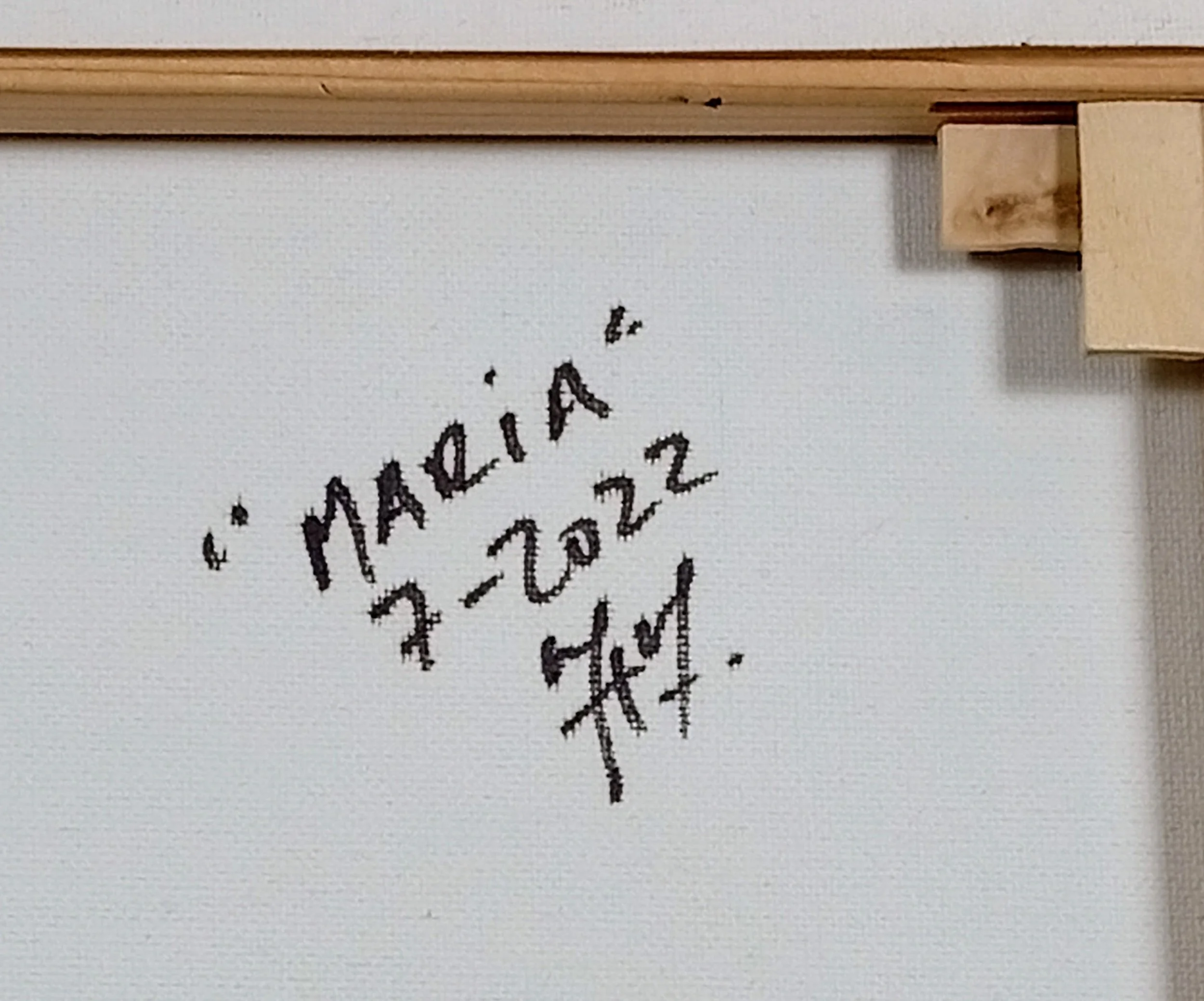 Verso da pintura “Maria” em acrílico sobre tela, com título, data “7-2022” e assinatura manuscrita, HMad Artworks.