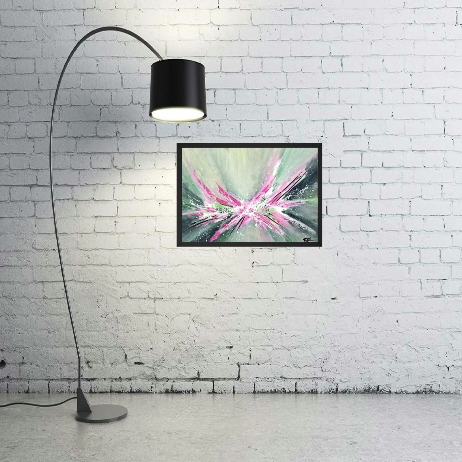 Pintura “Light Feelings” exposta em parede branca de tijolo com candeeiro moderno, 40×30 cm, junho de 2020, HMad Artworks.