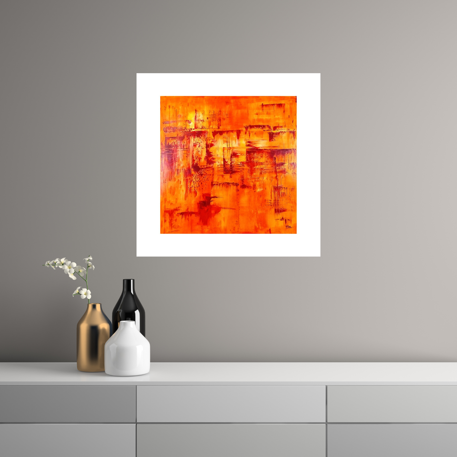 Pintura “Bloody Orange” em acrílico sobre tela, moldurada e exposta numa parede cinza com decoração minimalista em vasos, julho de 2020, HMad Artworks.
