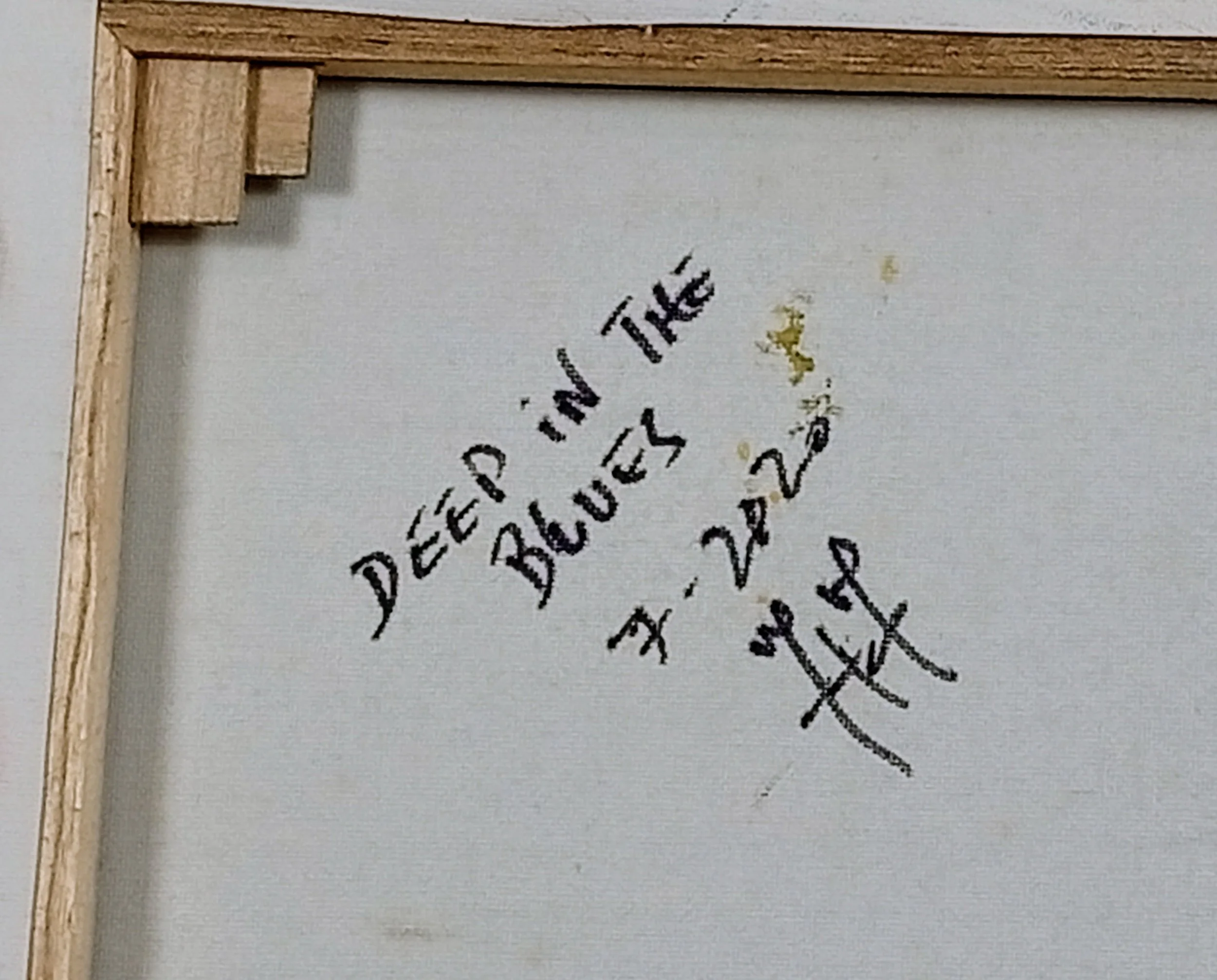 Verso da pintura “Deep Into The Blues” com título, data “7.2020” e assinatura HMad, acrílico sobre tela, peça única.