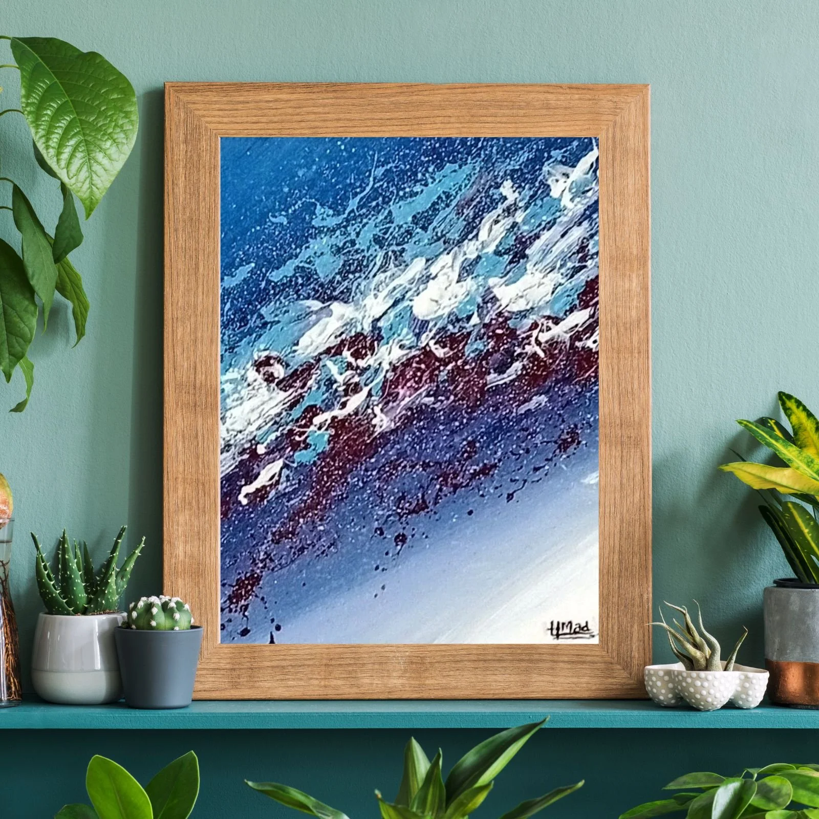 Pintura “Changing Moods” em técnica mista sobre tela, tons de azul, branco e vermelho, apresentada em moldura de madeira sobre parede verde, 24×30×1 cm, abril de 2020, HMad Artworks.