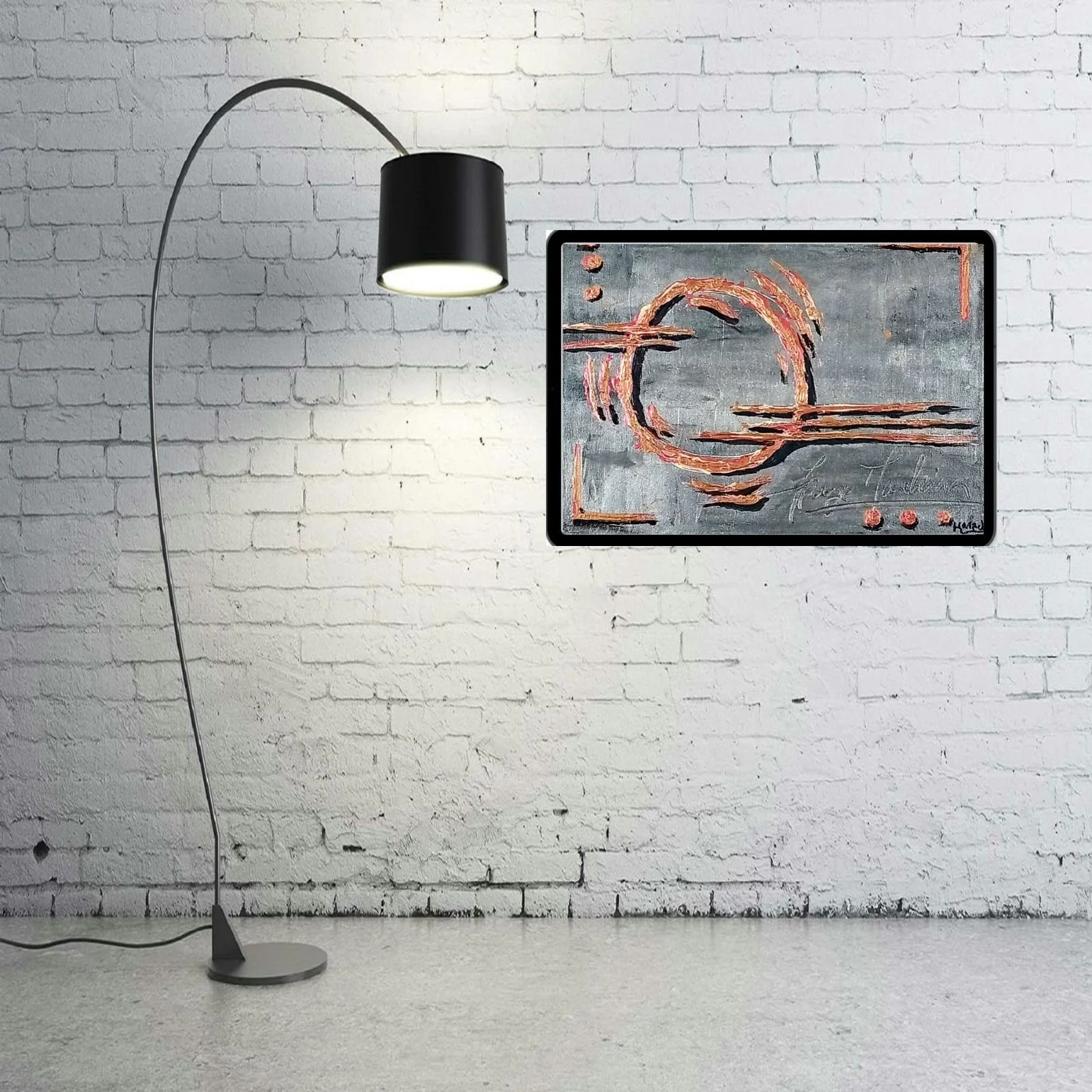 Simulação da obra “Bronze Notes Over Grey’s Silver” em ambiente decorativo moderno com parede branca de tijolos.