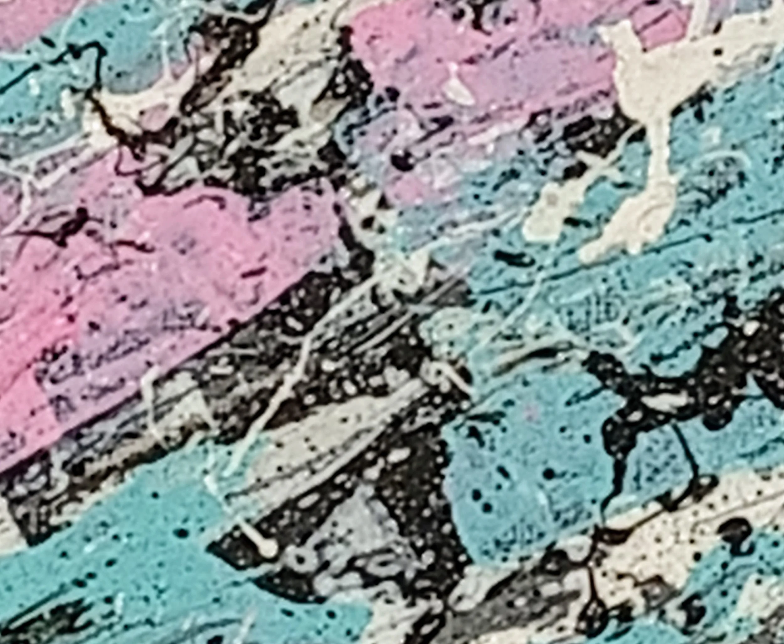 Detalhe da pintura "Changing Moods II" – close-up mostrando as camadas de tinta em rosa, azul e preto, com textura marcada e contrastes expressivos.