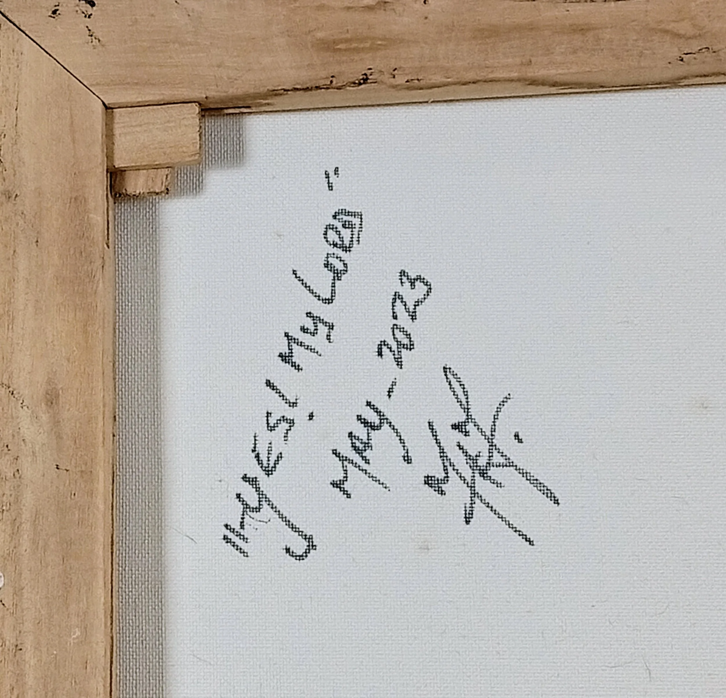 Verso da pintura “Yes, My Lord!” com título, data de maio 2023 e assinatura manual do artista, HMad Artworks.