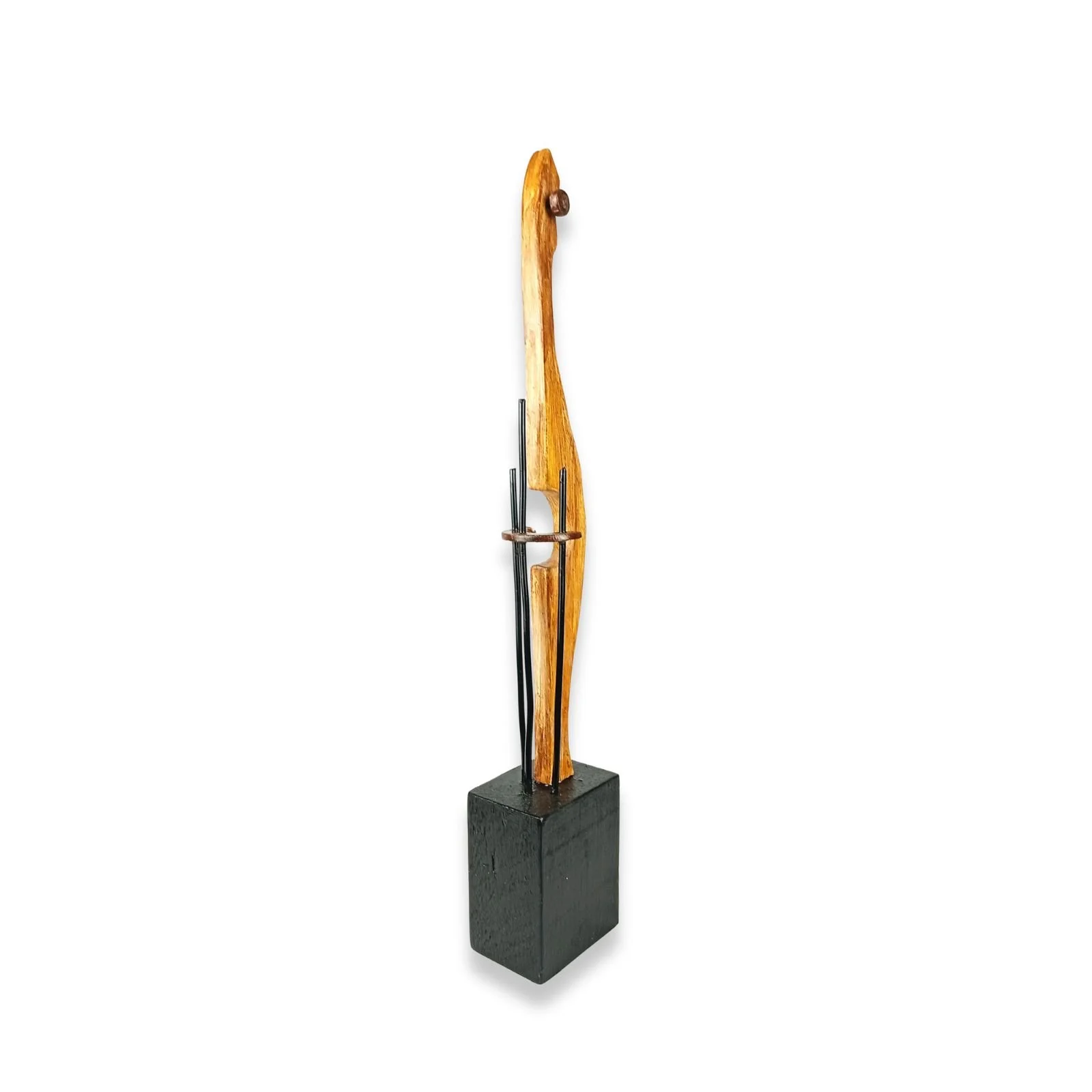 Escultura “String Instruments I” vista em ângulo lateral inclinado, massa acrílica e arame de 3 mm, base de madeira preta, 46×6×8 cm, março de 2025, HMad Artworks.