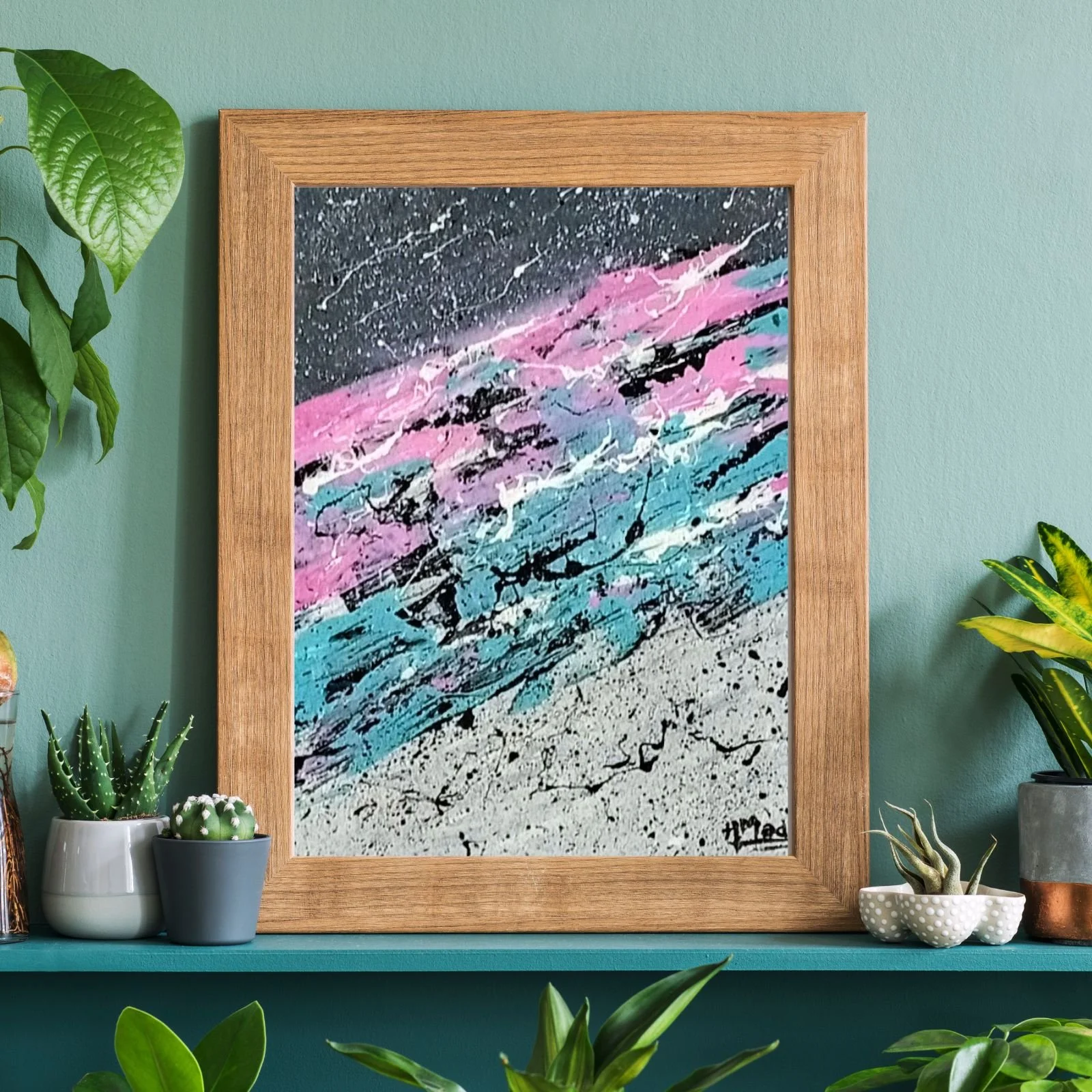 Pintura "Changing Moods II" em ambiente decorado – obra emoldurada sobre parede verde-água, acompanhada de plantas, criando atmosfera moderna e vibrante.