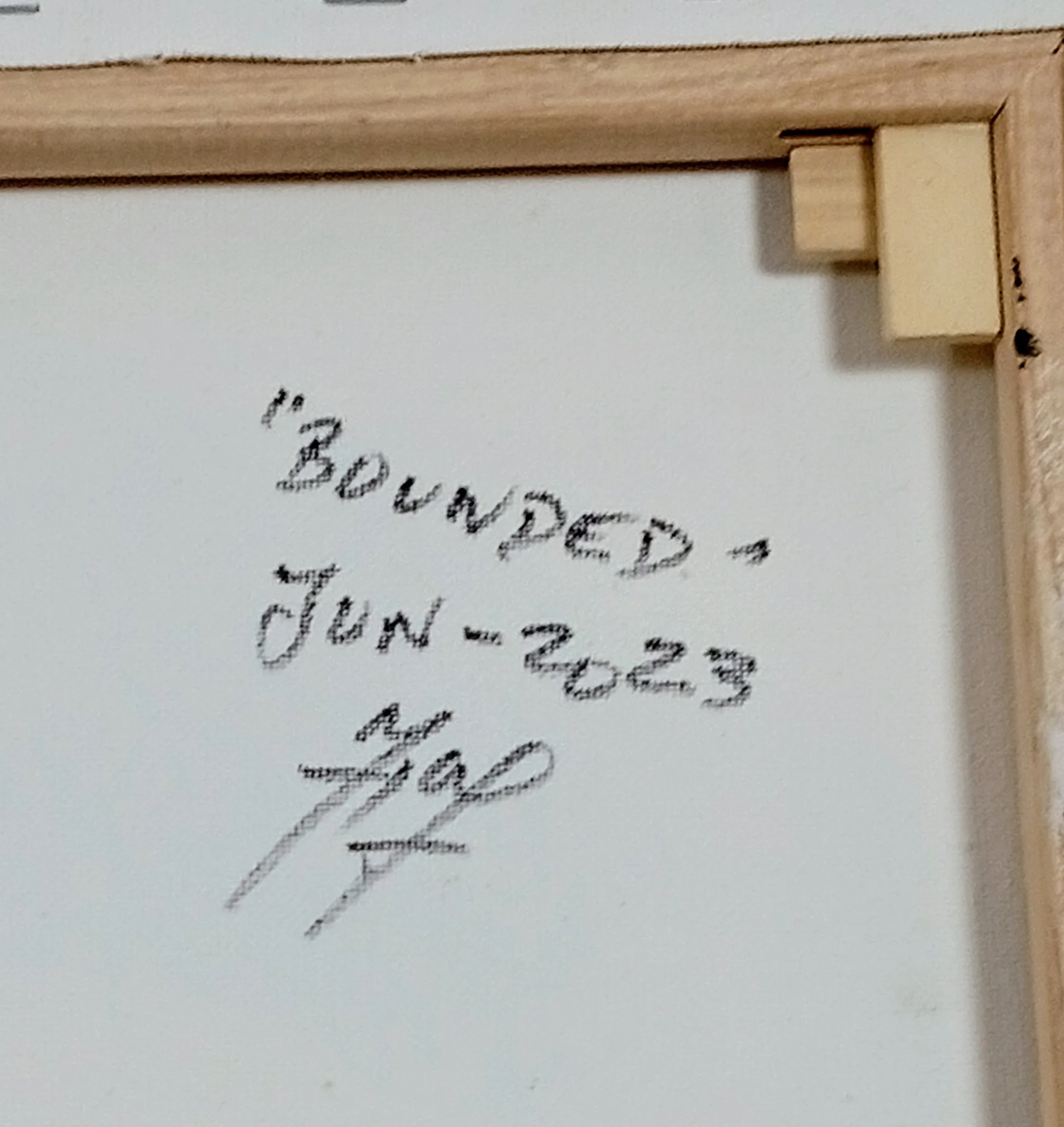 Verso da pintura “Bounded” com título, data de junho 2023 e assinatura manual do artista, HMad Artworks.