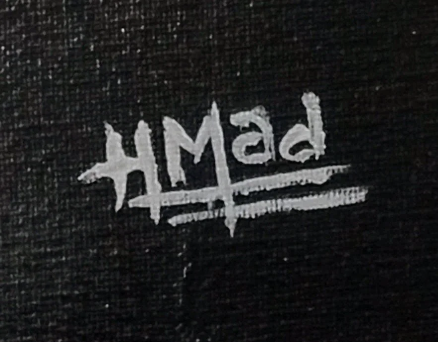 Assinatura do artista “HMad” em tinta branca sobre canto inferior esquerdo da pintura “Yes, My Lord!”, maio 2023, HMad Artworks.