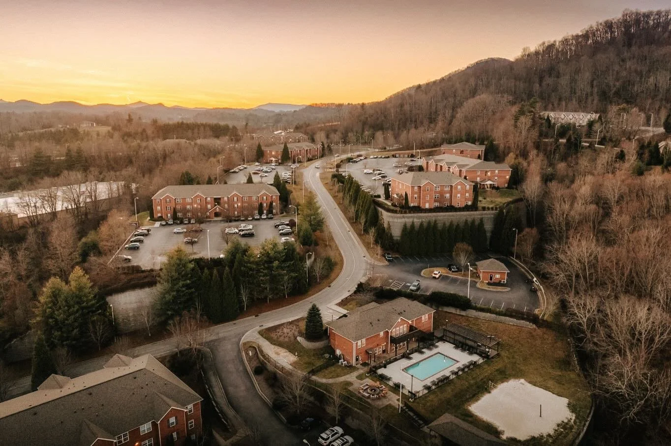You won't get these gorgeous mountain sunsets anywhere else! Enjoy your own little slice of paradise at Mountaineer Village!
#mountaineervillage #sunset #boonenc #appstate #studentliving