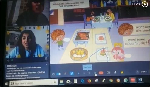 Lezione online di inglese per bambini con attività interattiva su schermo e insegnante che guida gli studenti in un ambiente inclusivo e partecipativo.