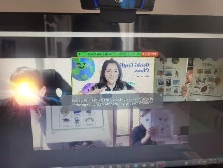 Lezione online reale di inglese per bambini con insegnante e studenti collegati in diretta durante un’attività interattiva.