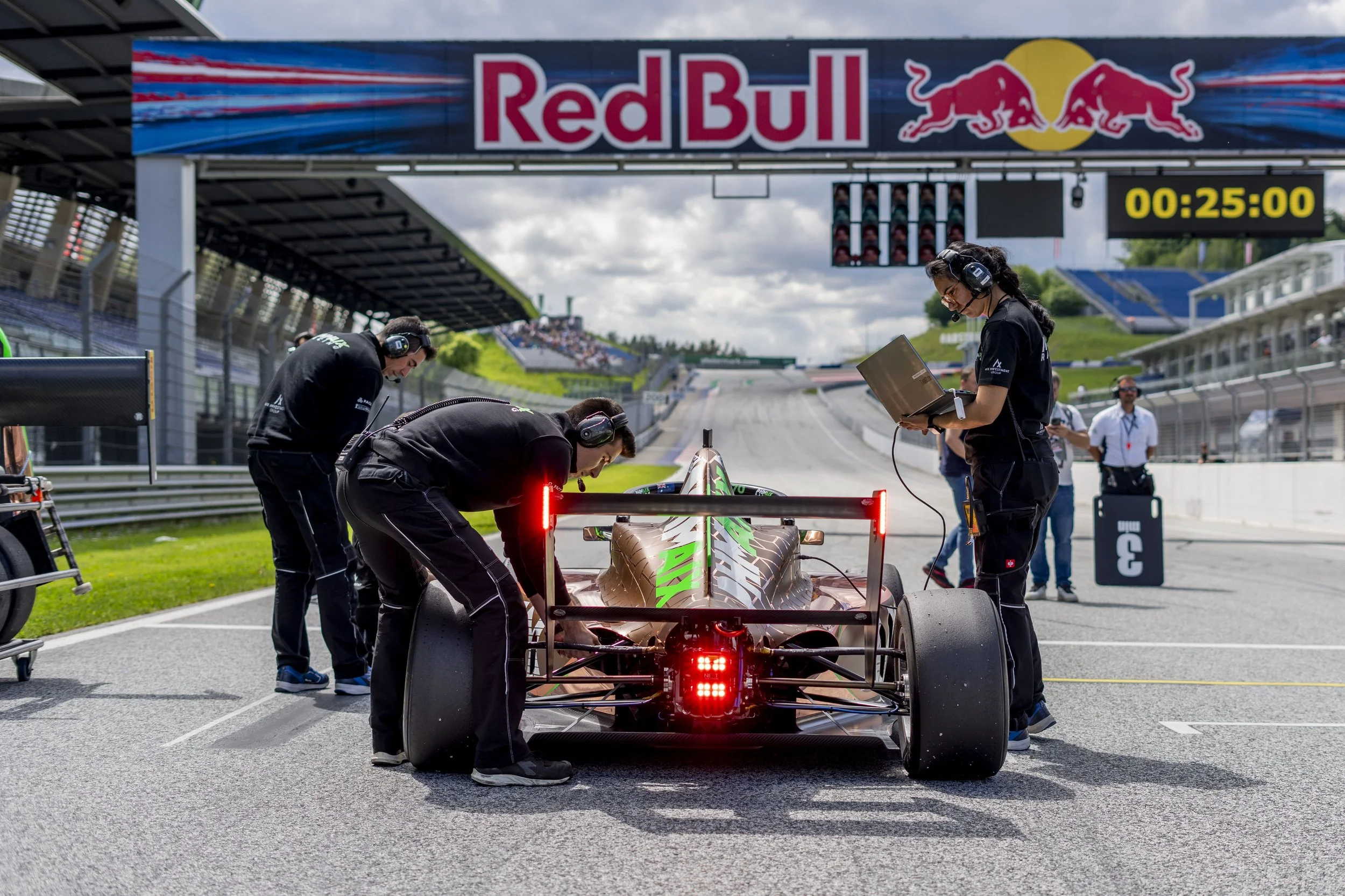 Ingegneri sulla griglia di partenza al Red Bull Ring
