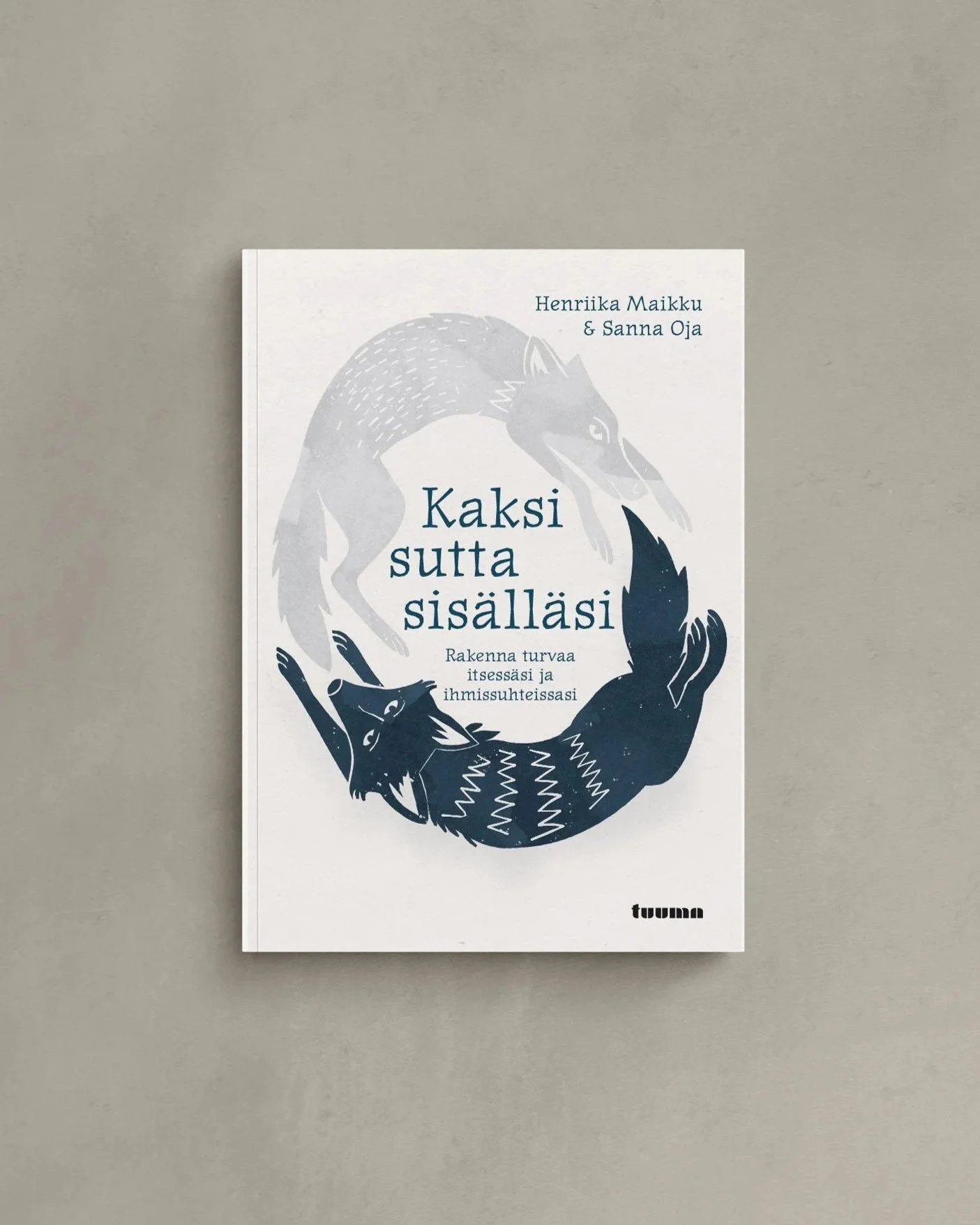 Kirjan kansi, jossa on kaksi kuvitettua sutta ja teksti: "Kaksi sutta sisälläsi – Rakenna turvaa itsessäsi ja ihmissuhteissasi".