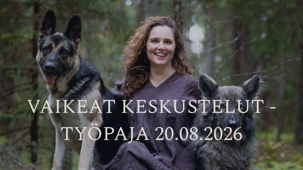 Henriika Maikku istuu metsässä koiriensa kanssa — kuvassa teksti Vaikeat keskustelut -työpajasta 20.8.2026.