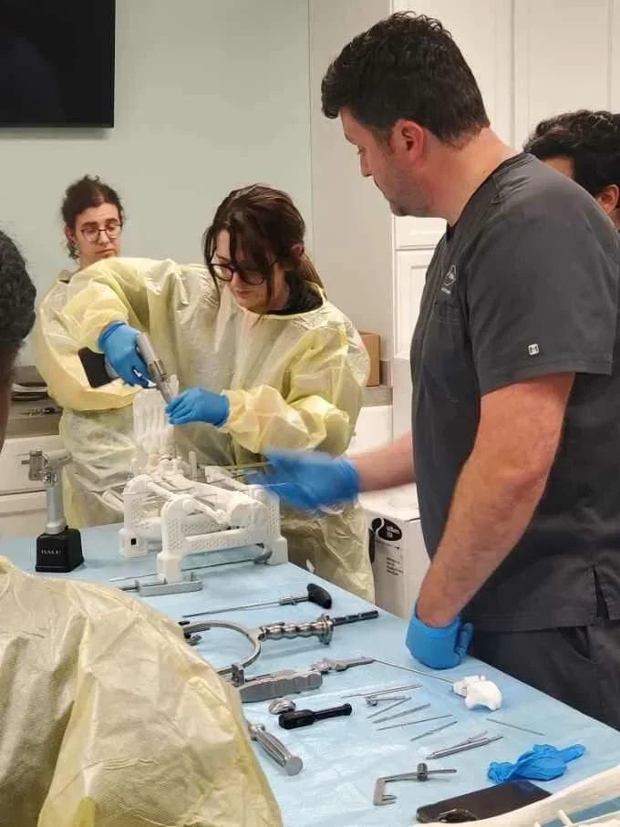 In2Bones Holds Lab Session