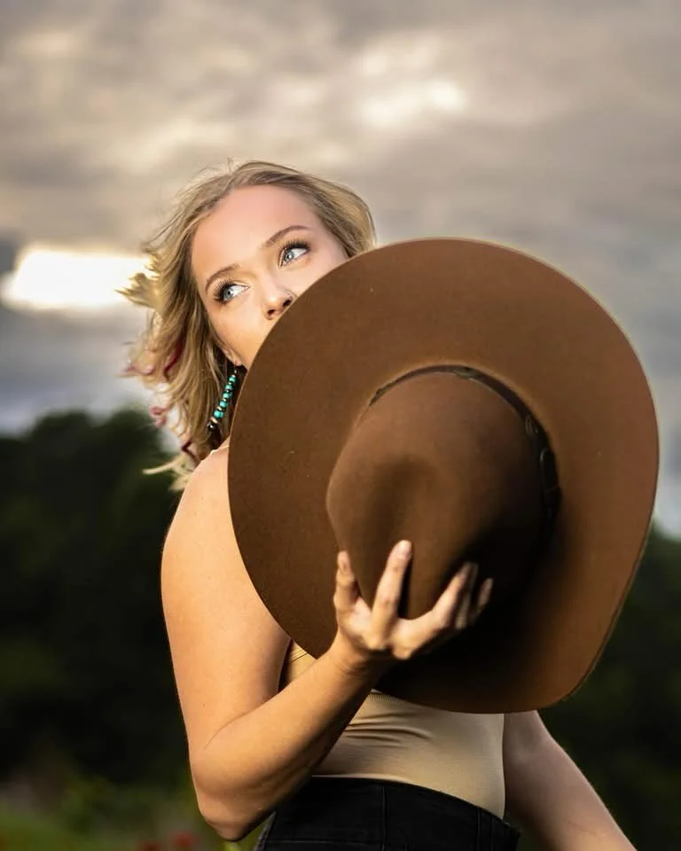 Meet me at golden hour 🌞

#goldenhour #portait