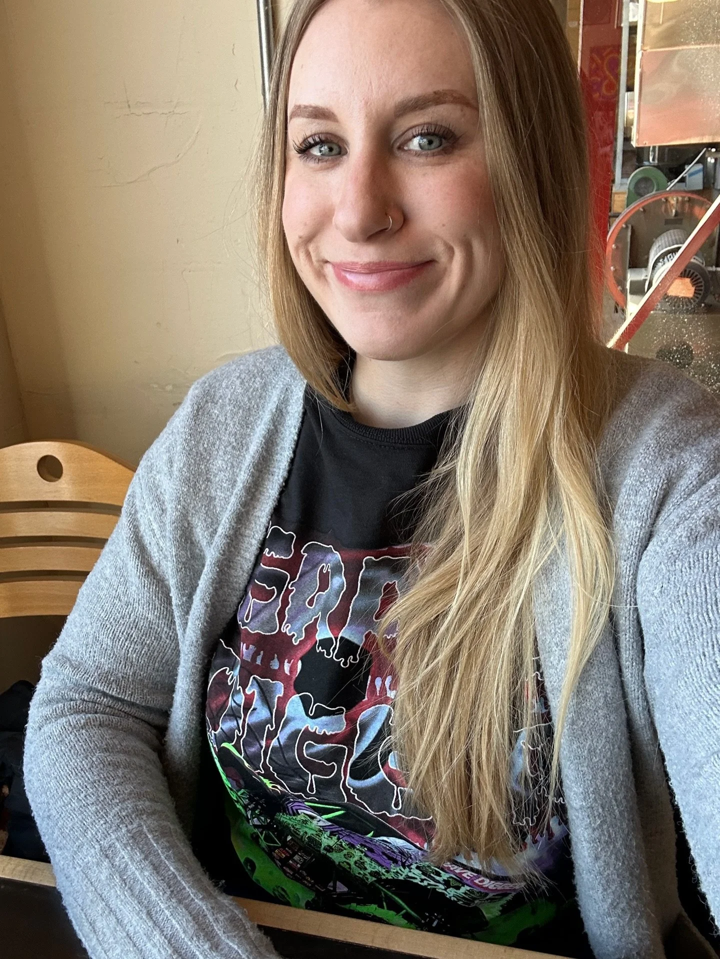 When you love a graphic tee and also have a first grader who loves Monster Jam....any other Grave Digger mom fans out there? 😂🛻