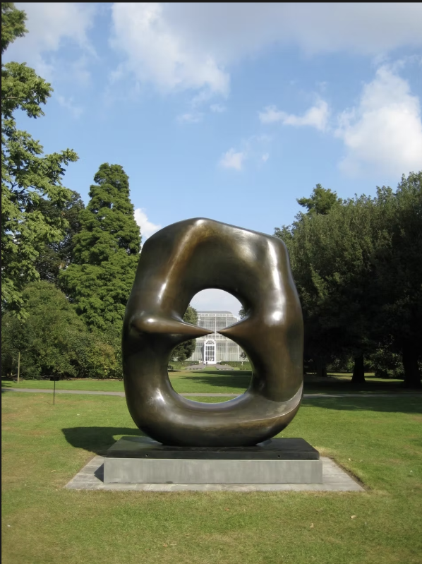Henry Moore Oval with Points.png