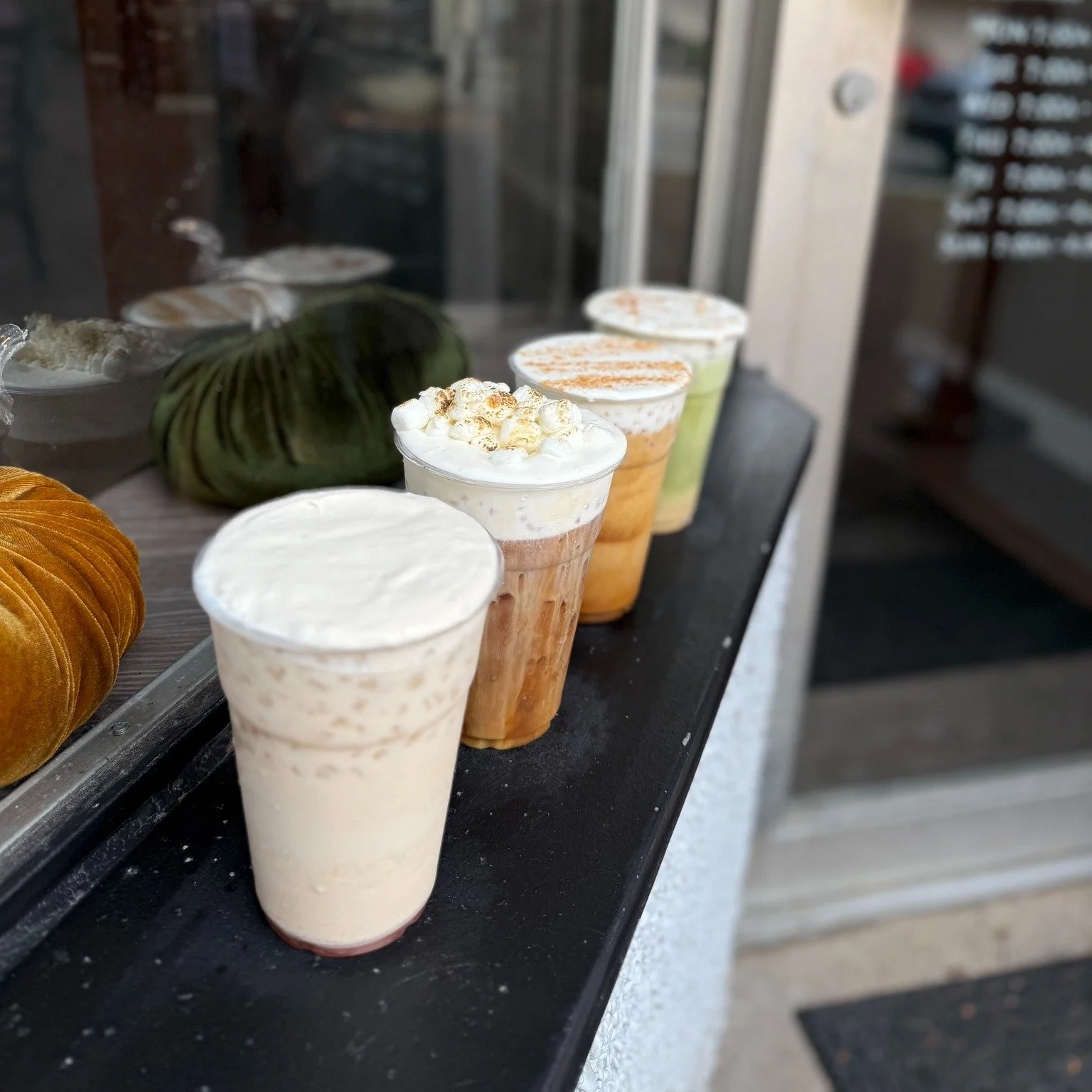 🍂 This week&rsquo;s lineup = all the fall feels:

🍏 Caramel Apple Latte
🎃 Pumpkin Patcha (it's matcha, but pumpkin, so patcha, get it?)
🍒 Cranberry Spiced Chai
🔥 Campfire Cold Brew

Which one are you grabbing first? 👀