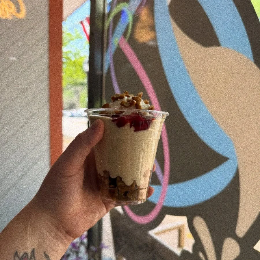 she&rsquo;s salty, she&rsquo;s sweet, she&rsquo;s the moment 🍓🥨
strawberry pretzel salad, but in parfait form