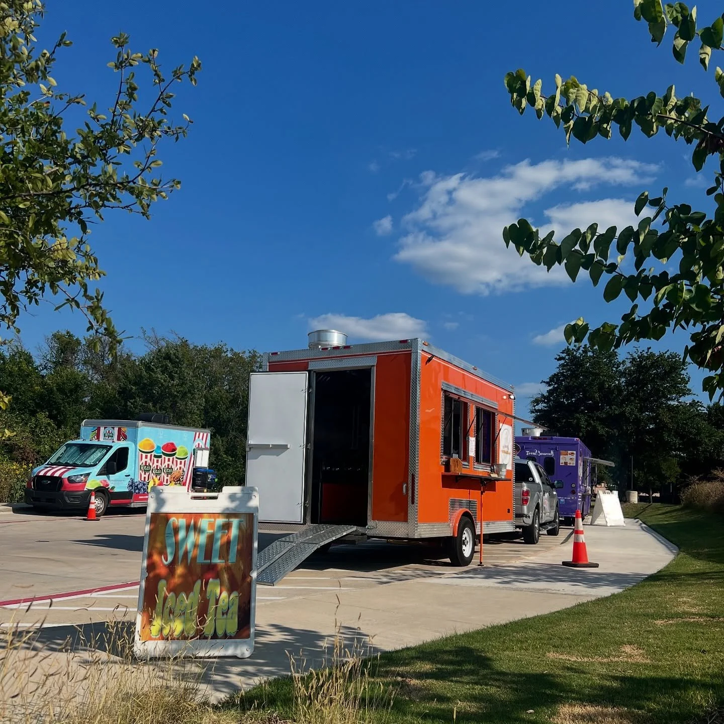 Come on out to the @traphenehickmanlibrary  for Food Truck Thursdays and enjoy not only great food but tunes by @timothyjacobmusic 🧡🎶 
We're out here hntil 8PM tonight. Don't miss out!