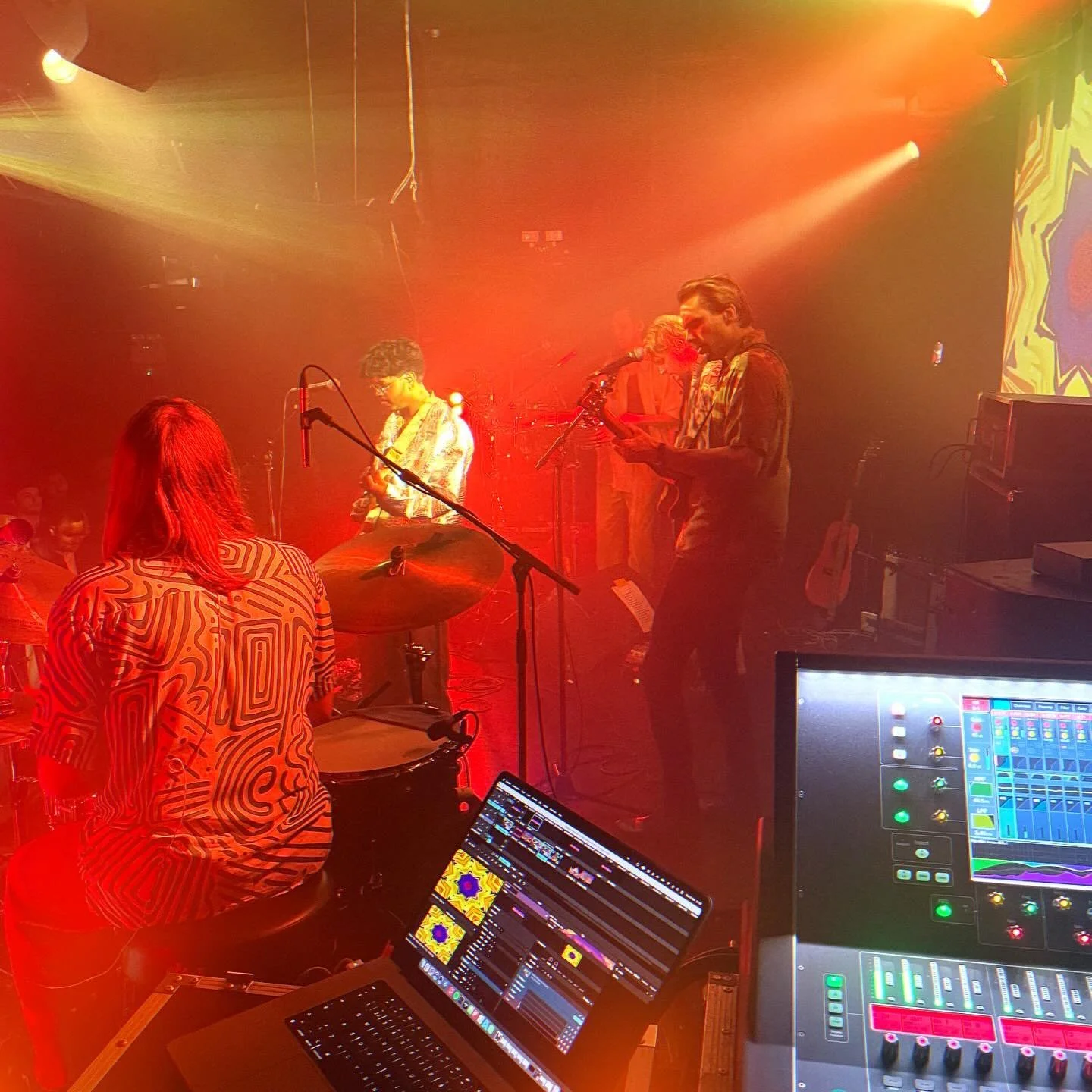 Tagged along as VJ for the first ever live show by @arcdesoleil - sold out and good vibes @thegaragehq 🐸