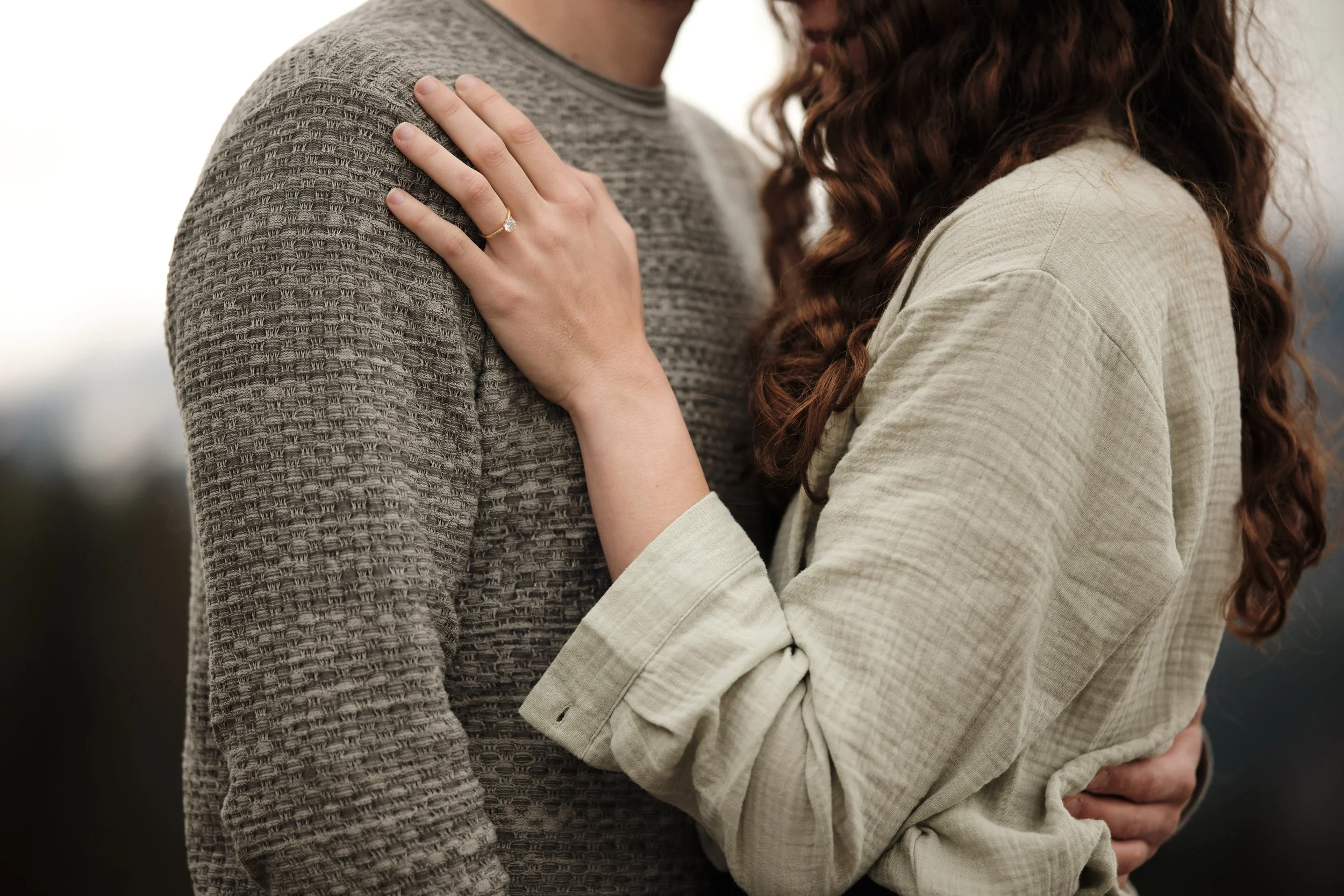 Ein Paar umarmt sich, Nahaufnahme, romantische Stimmung, draußen, entspannt