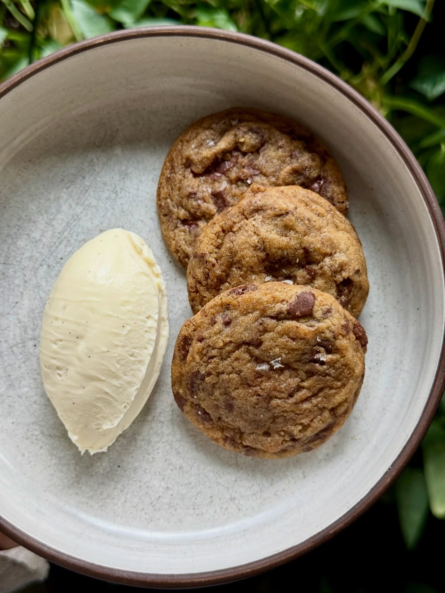 Freshly baked chocolate chip cookies and mascarpone. Inspired by the milk and cookies of childhood. But better. (Like, WAY better.)

Leave the toll house for Santa. This batch is for you. 😏

#chocolatechipcookies #moderndessert