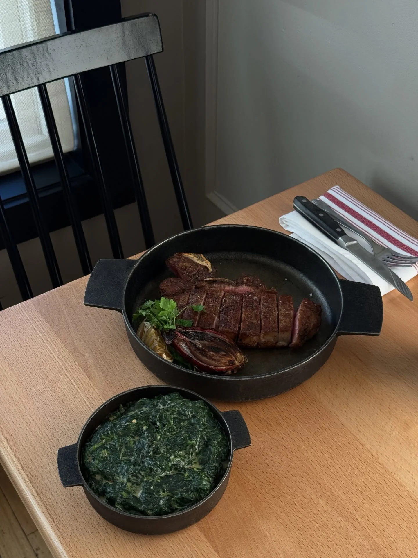 &ldquo;Festive&rdquo; looks a little different here. Sub red ribbon for a medium-rare steak, fake garland for creamed spinach, and eggnog for a manhattan. Salt to taste. Happy holidays, homie.🤘🎅🏼🥩

#steakhouse #newporteats #moderndining