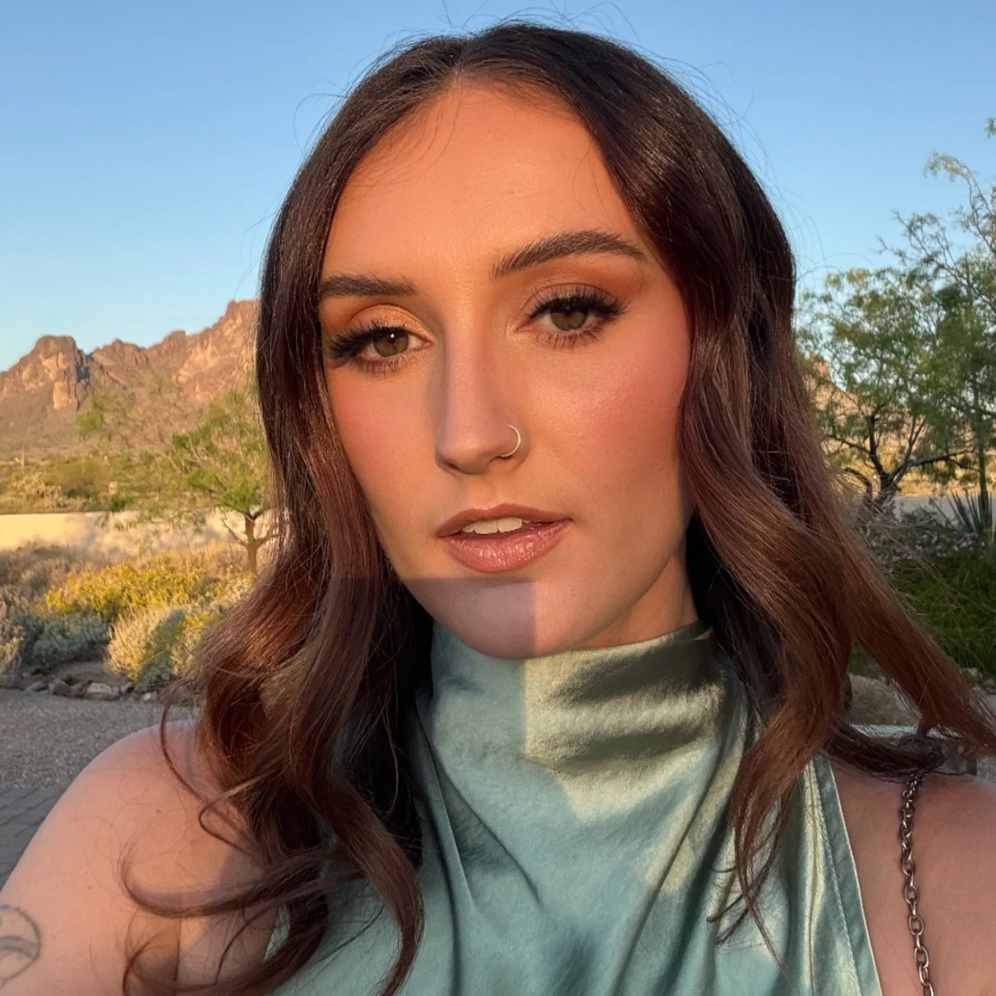 Nothing beats the golden hour glow! Love being a wedding guest and getting to doll myself up every so often ✨ 

Want this look? Ask for a bronzy, highlighted glow, with a neutral pink lip and blush to match. Don&rsquo;t forget the full, cat eye lashe