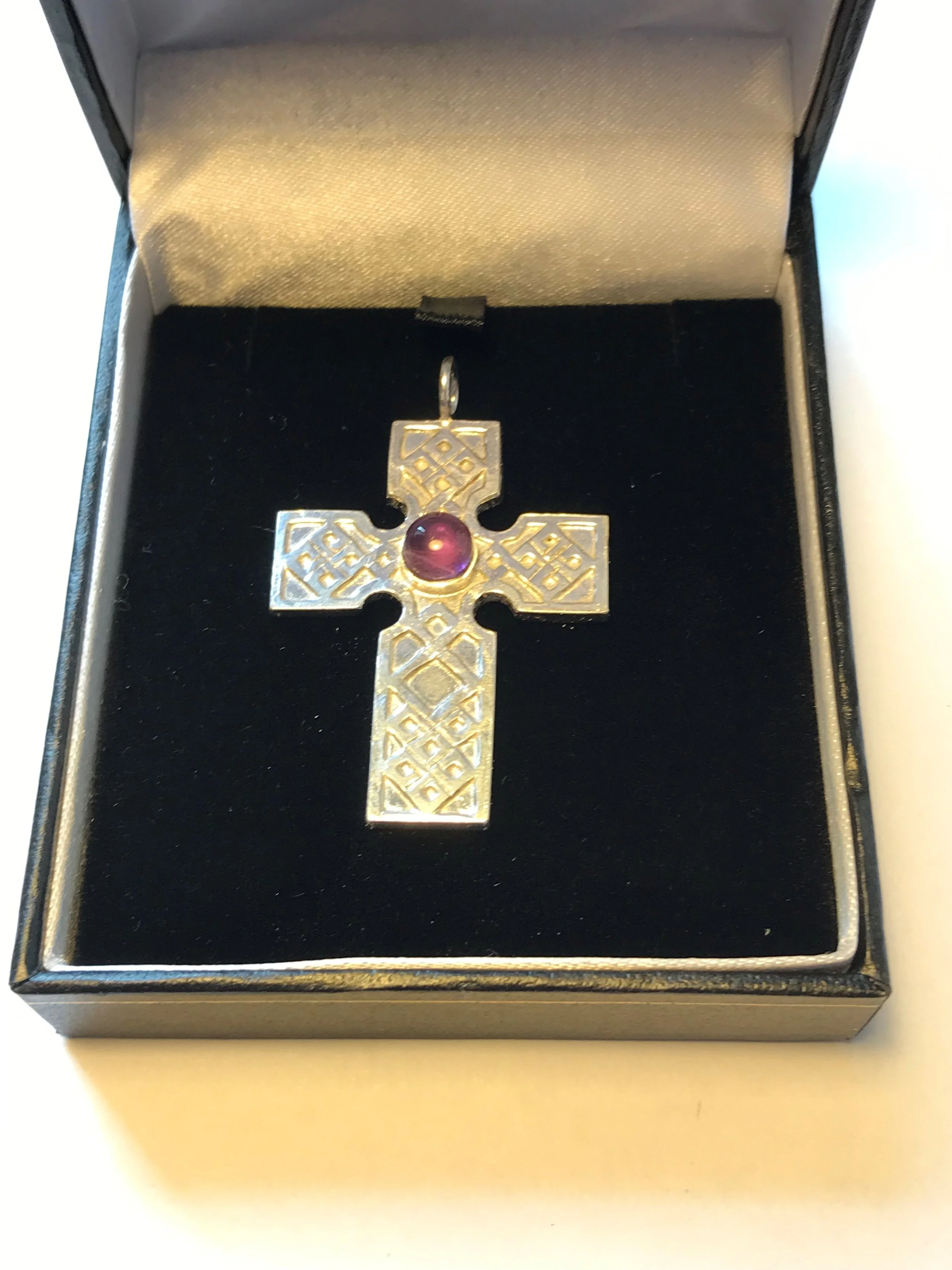 Celtic cross set with stone