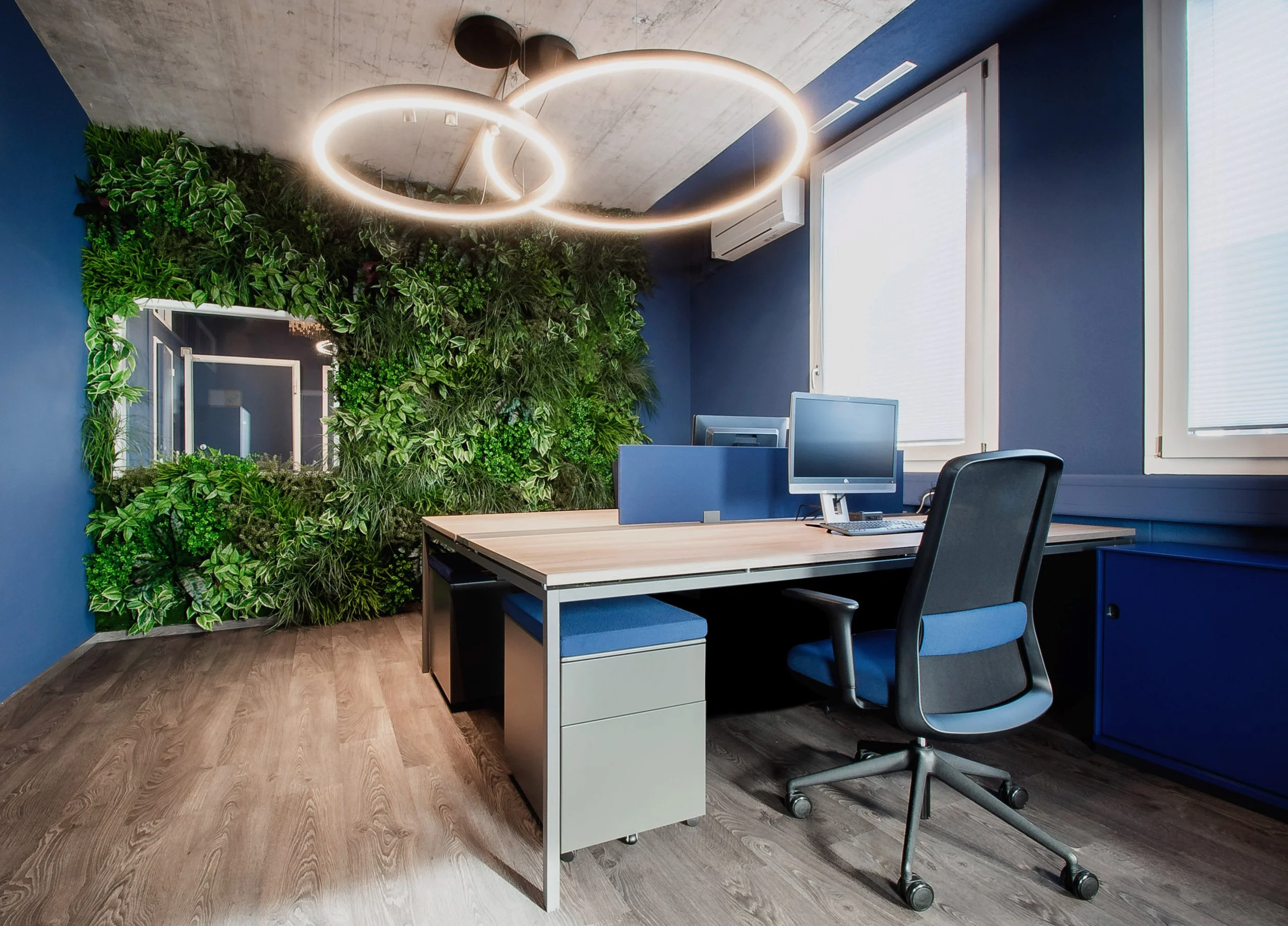 Daniela_Fischli_interior_designer_fip_studio_contract_ufficio_AD_HVerpackungen_Mezzovico_scrivanie_condivise.jpg