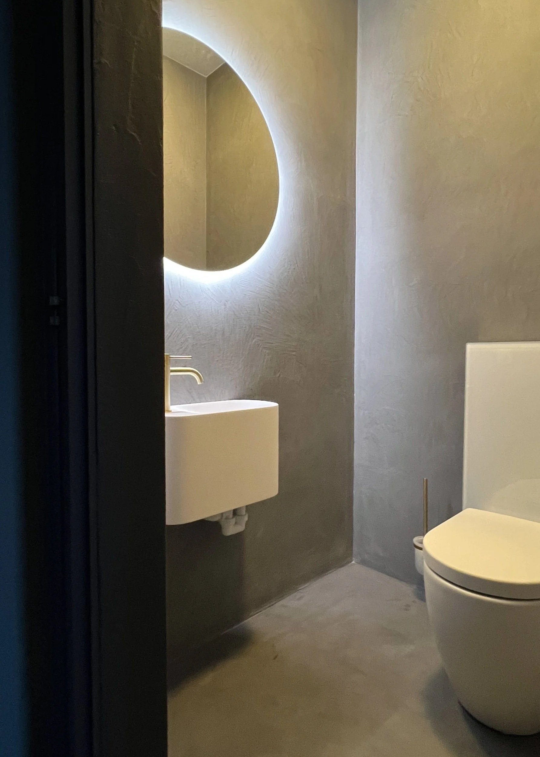 Daniela_Fischli_interior_designer_fip_studio_contract_Ristorante_Al_Pontile_Salon_Bleu_Ascona_specchio_retroilluminato.jpg