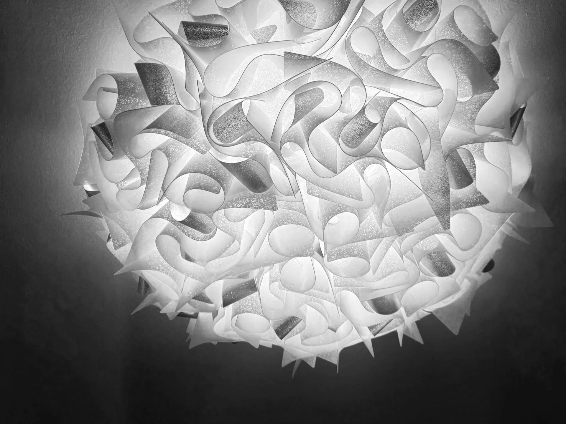La luce: l’elemento invisibile che trasforma ogni spazio