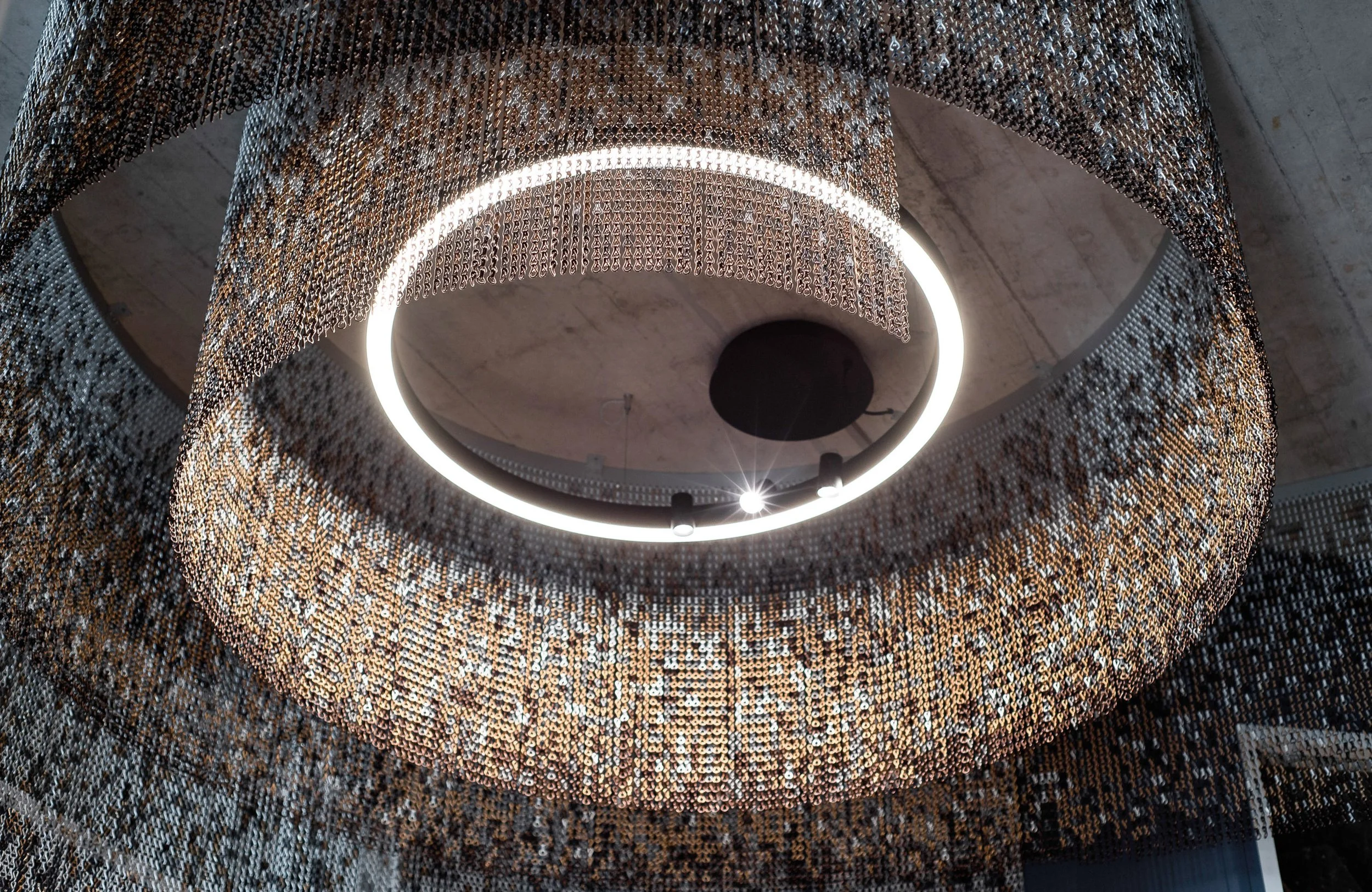 Daniela_Fischli_interior_designer_fip_studio_contract_ufficio_AD_HVerpackungen_Mezzovico_decorazione_soffitto_catenelle_luci.jpg