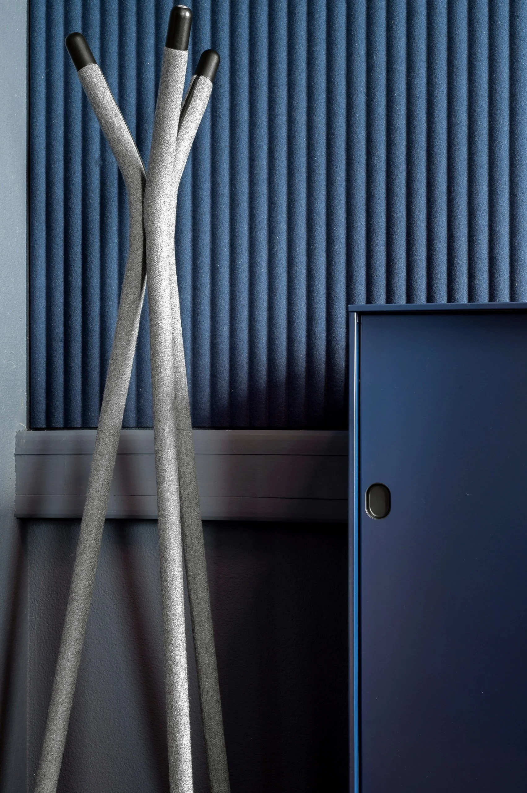 Daniela_Fischli_interior_designer_fip_studio_contract_ufficio_AD_HVerpackungen_Mezzovico_attaccapanni_rivestimento_acustico.jpg
