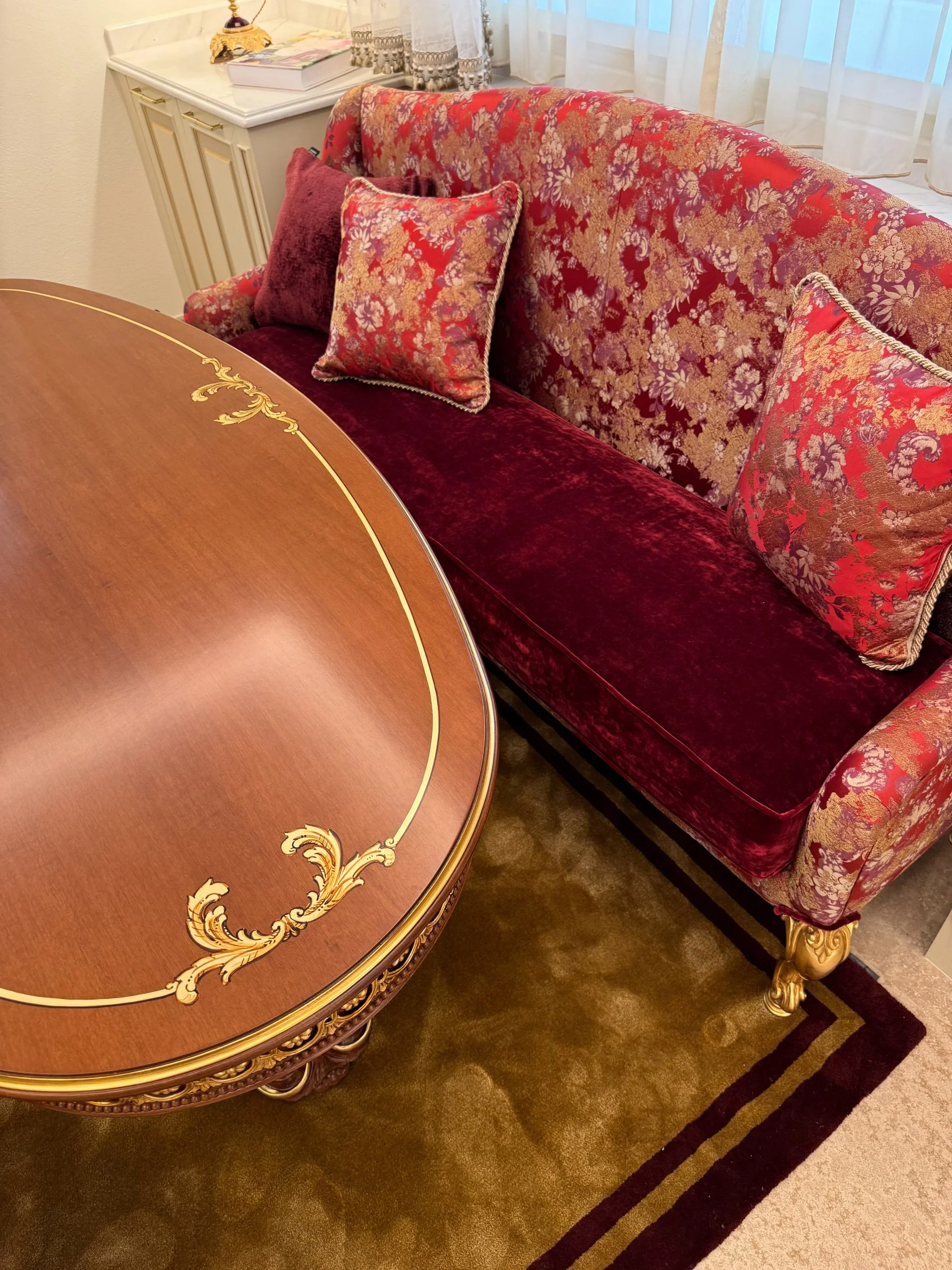 daniela_fischli_interior_designer_fip_studio_residential_villa_classica_lusso_Brione_sopra_minusio_zona_colazione_divano_stile_classico_tessuti_pregiati.jpg