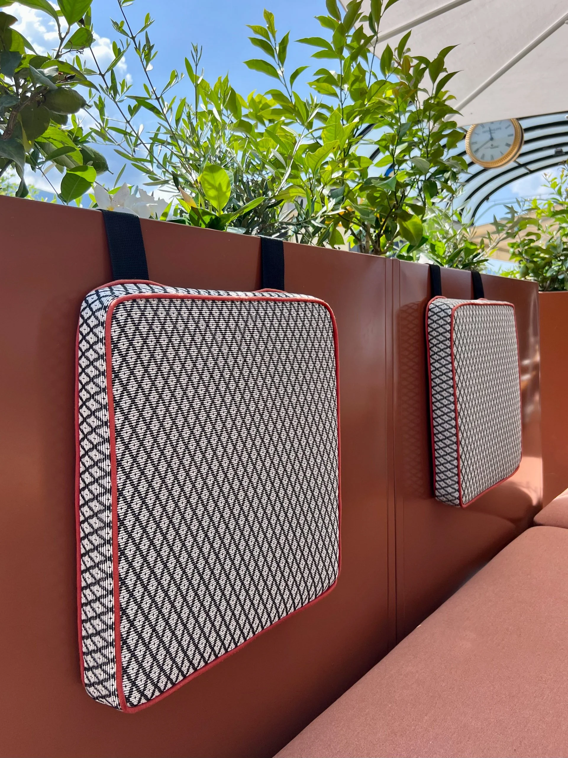Daniela_Fischli_interior_designer_fip_studio_contract_Restaurant_Al_Piazza_Ascona_cushion_back_customized.jpg