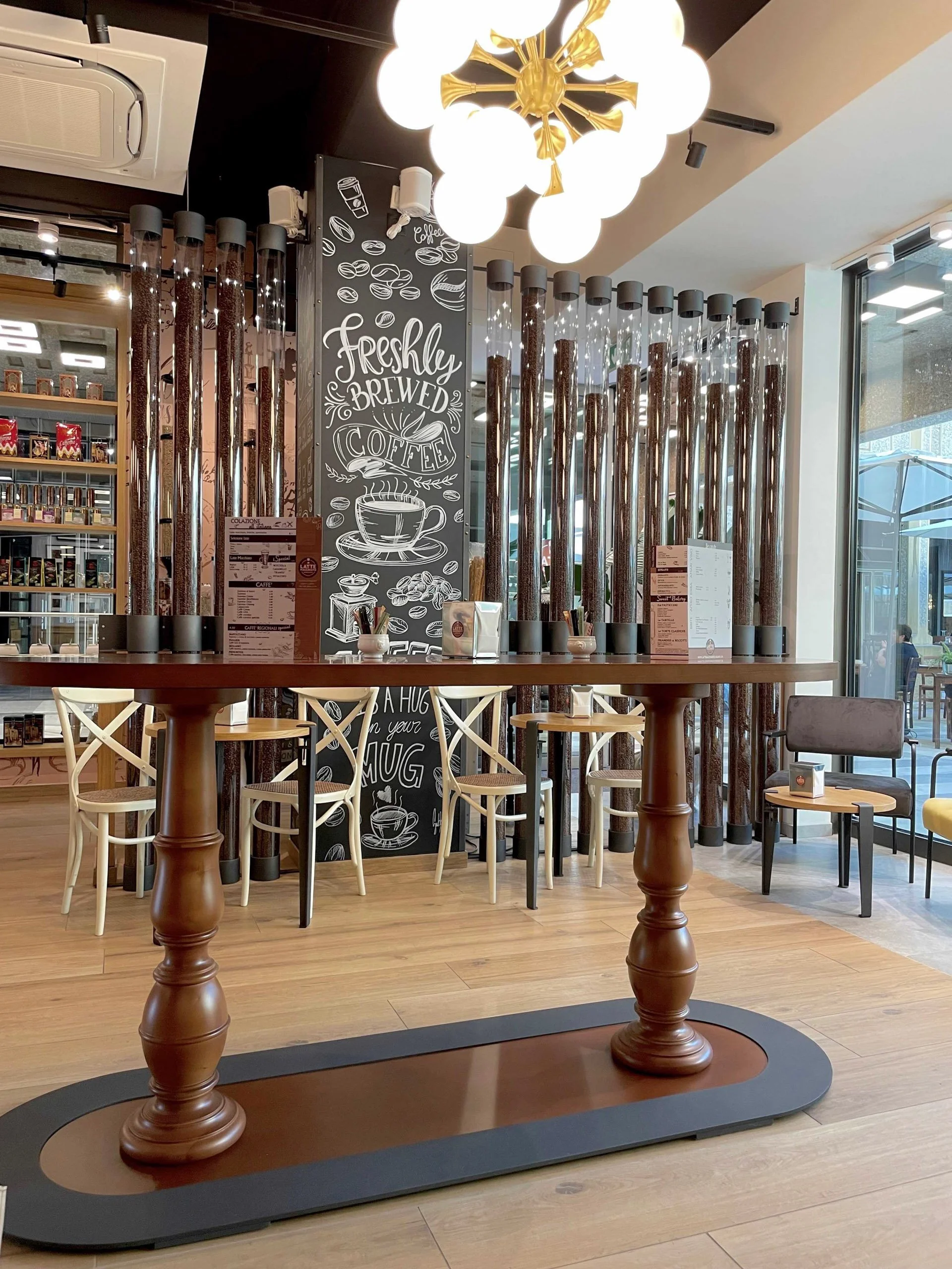 Daniela_Fischli_interior_designer_fip_studio_contract_Bakery_Latte_Macchiato_Lugano_tavolo_su_misura.jpg