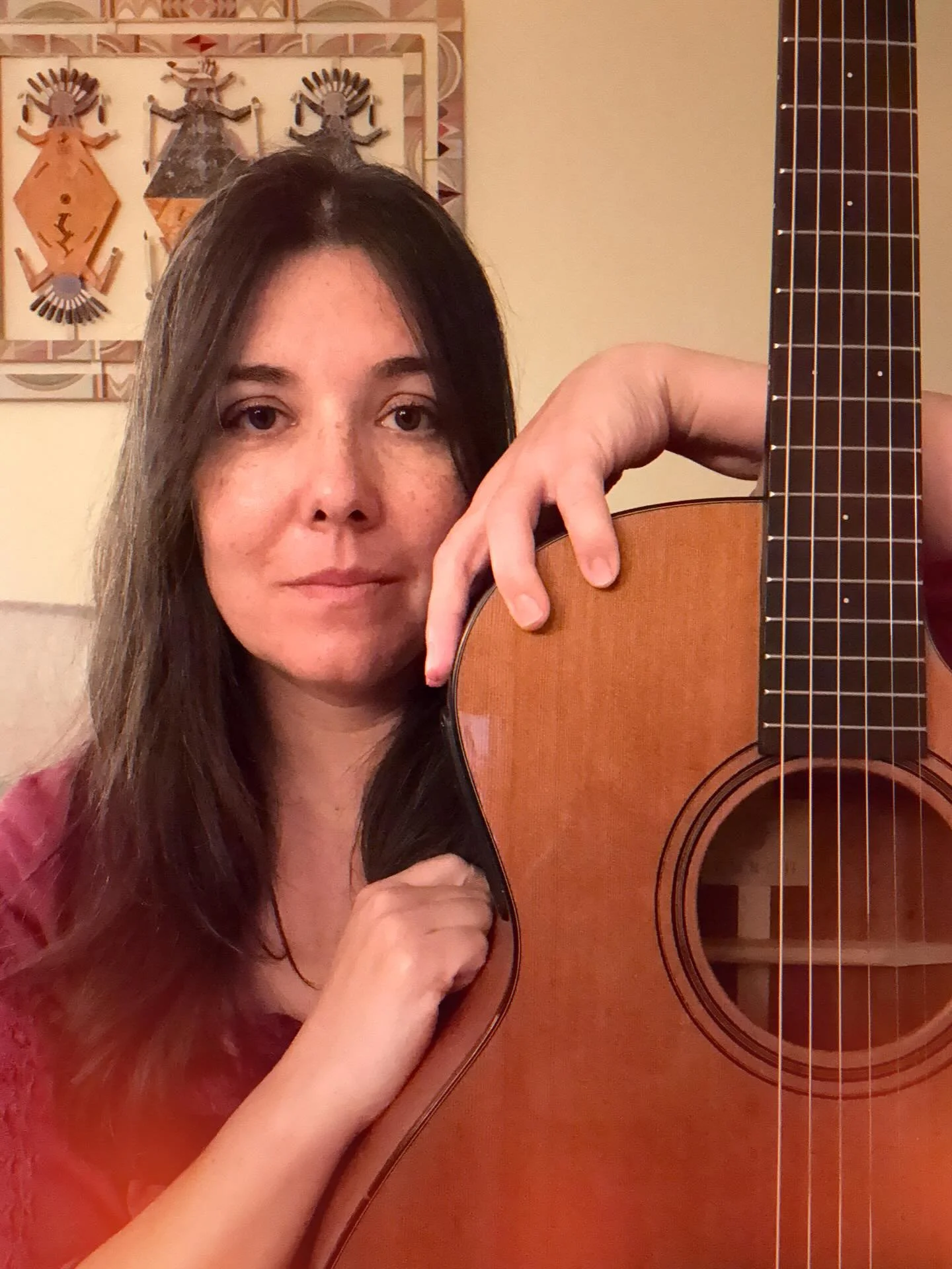 Just a woman and her guitar, a love story 🔥🐆

Welcome 2026 🎉 
The musical journey continues 😉&hellip;